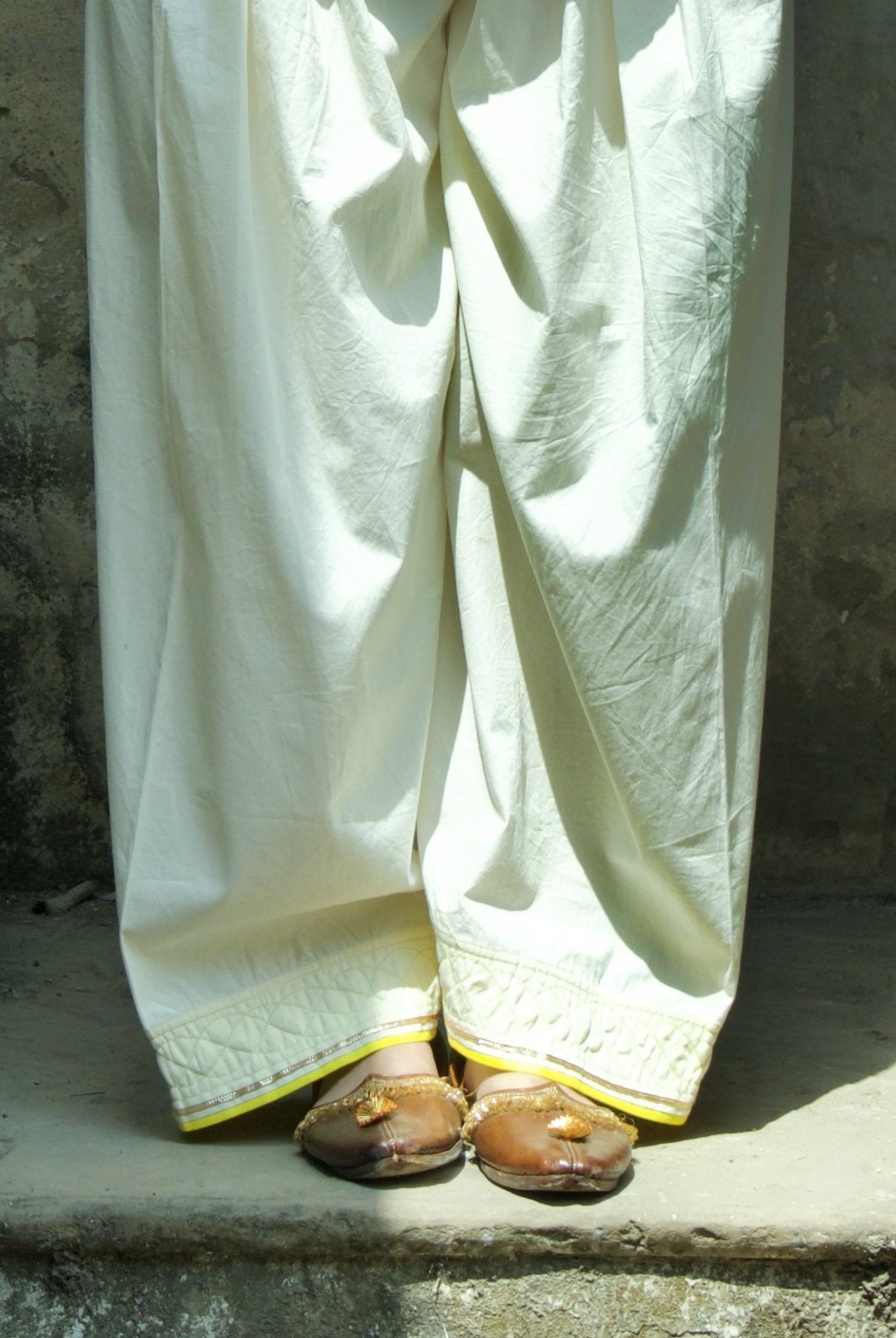 Anaaro - white farshi pleated baggy pants in cotton with contrast piping detail and thin gota - CiceroniPantsAnaaro
