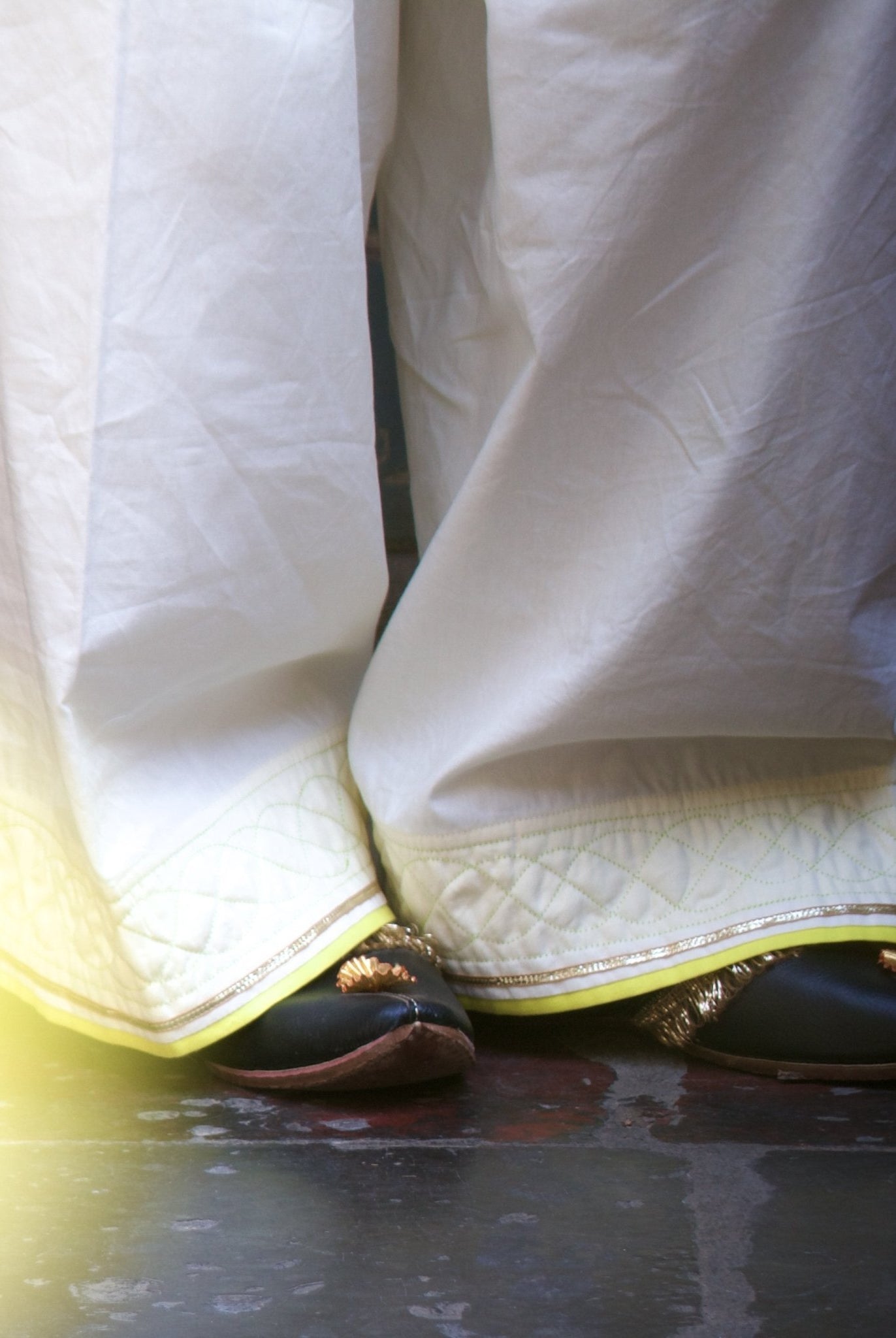 Anaaro - white farshi pleated baggy pants in cotton with contrast piping detail and thin gota - CiceroniPantsAnaaro