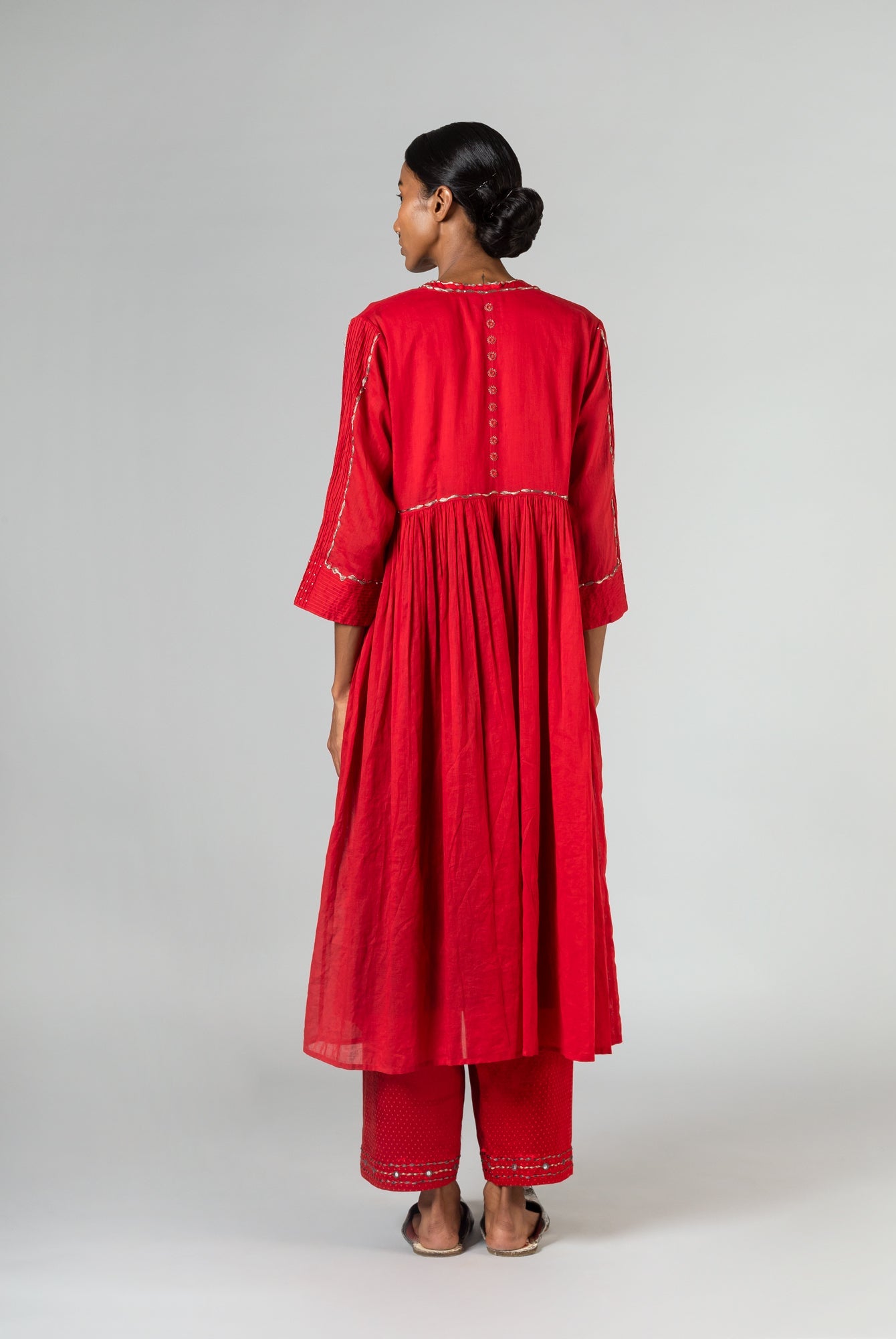 Barda Red Cape - CiceroniCapeShades of India