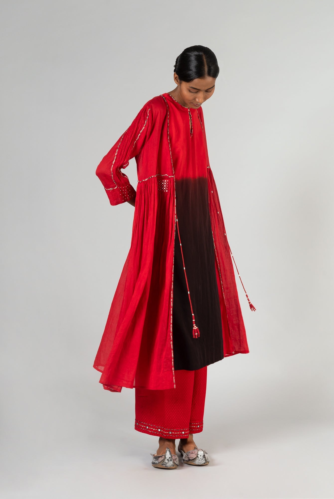 Barda Red Cape - CiceroniCapeShades of India