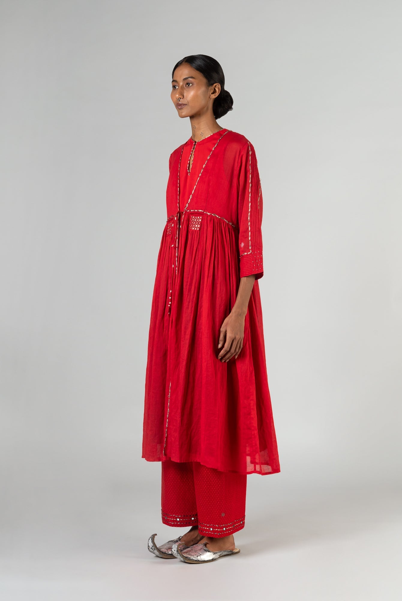 Barda Red Cape - CiceroniCapeShades of India