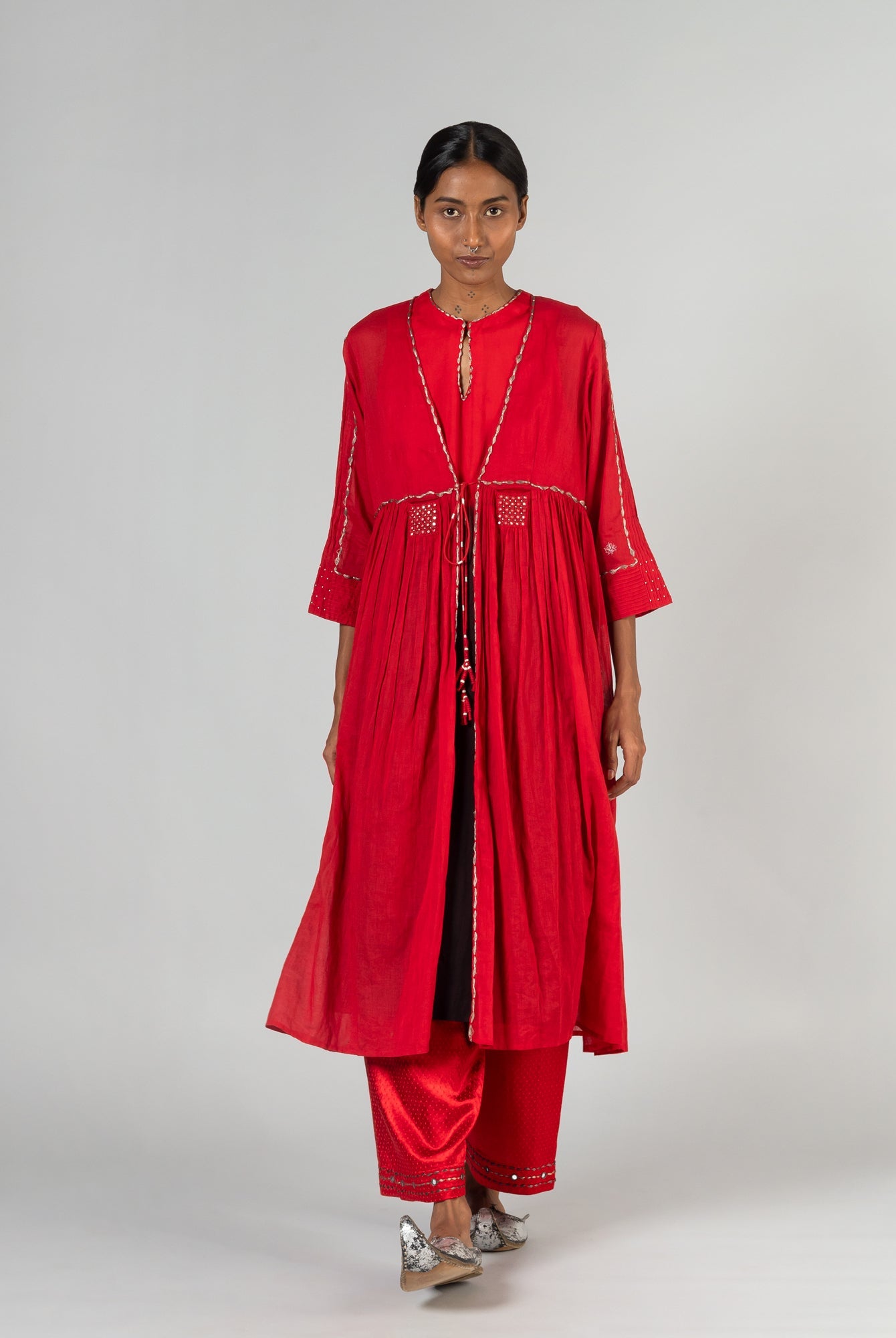 Barda Red Cape - CiceroniCapeShades of India