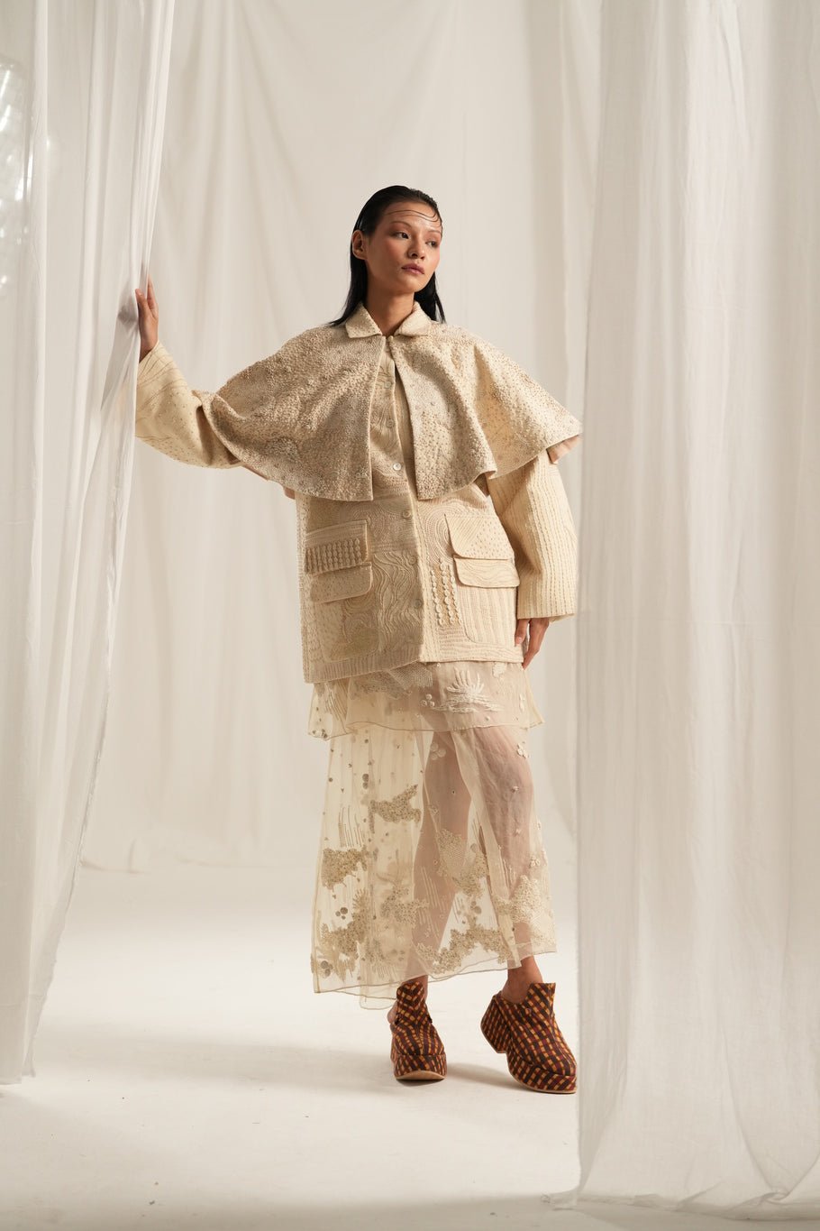 Beige Emb. Cape - CiceroniJacketsTil