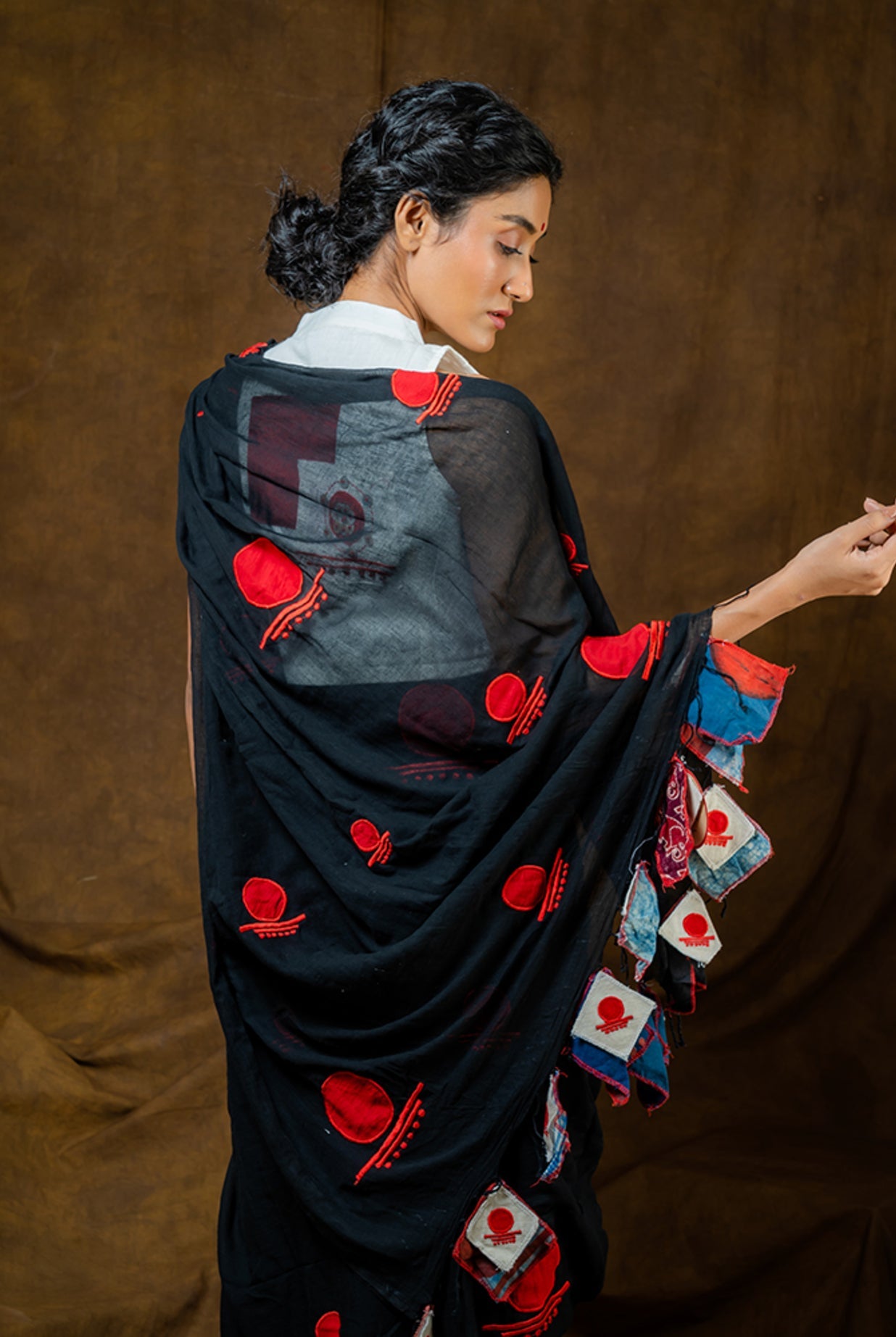 Black Bindi Saree - Linen - CiceroniSareePrathaa