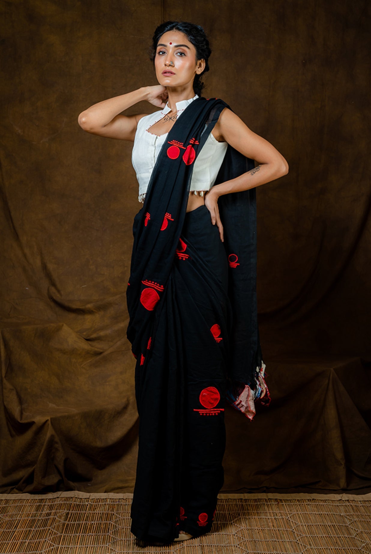 Black Bindi Saree - Linen - CiceroniSareePrathaa