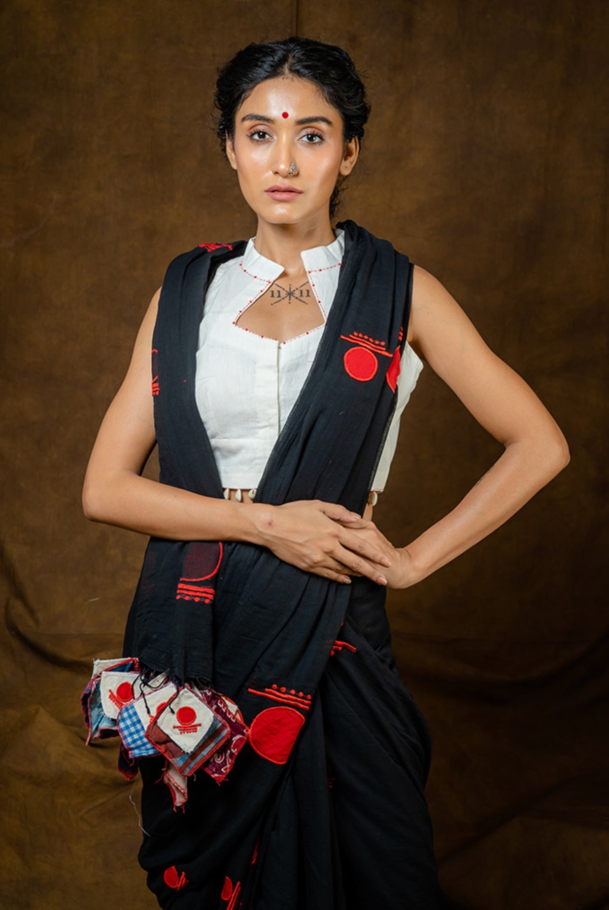 Black Bindi Saree - Linen - CiceroniSareePrathaa