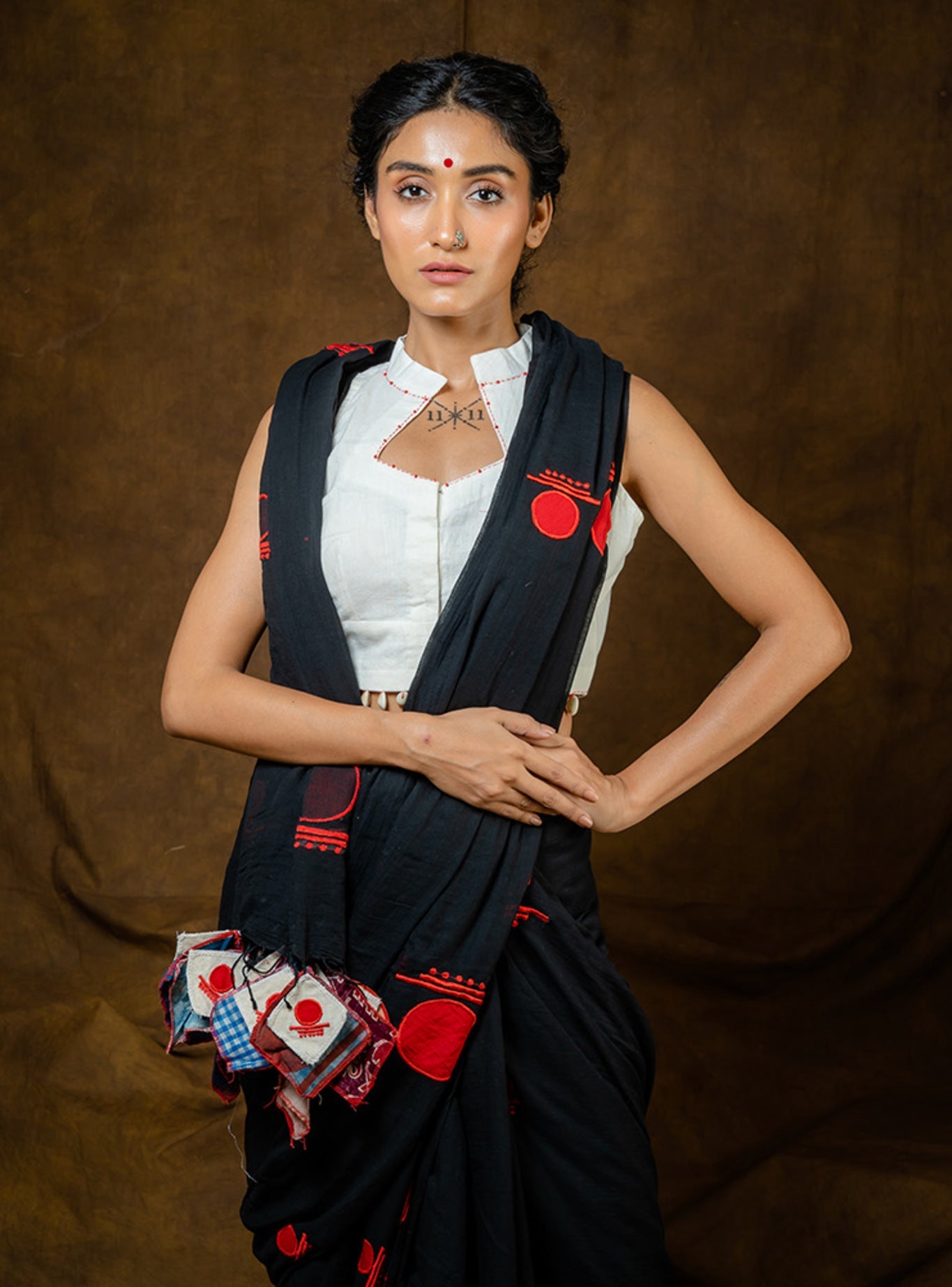 Black Bindi Saree - Linen - CiceroniSareePrathaa