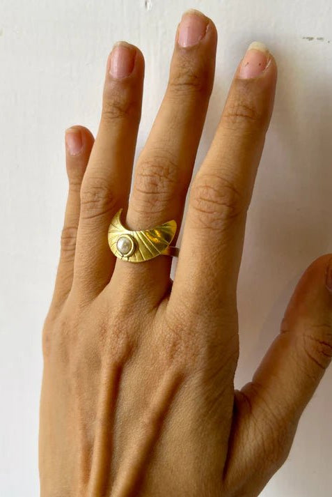 Crescent Ring - CiceroniRingsBy Nirjari