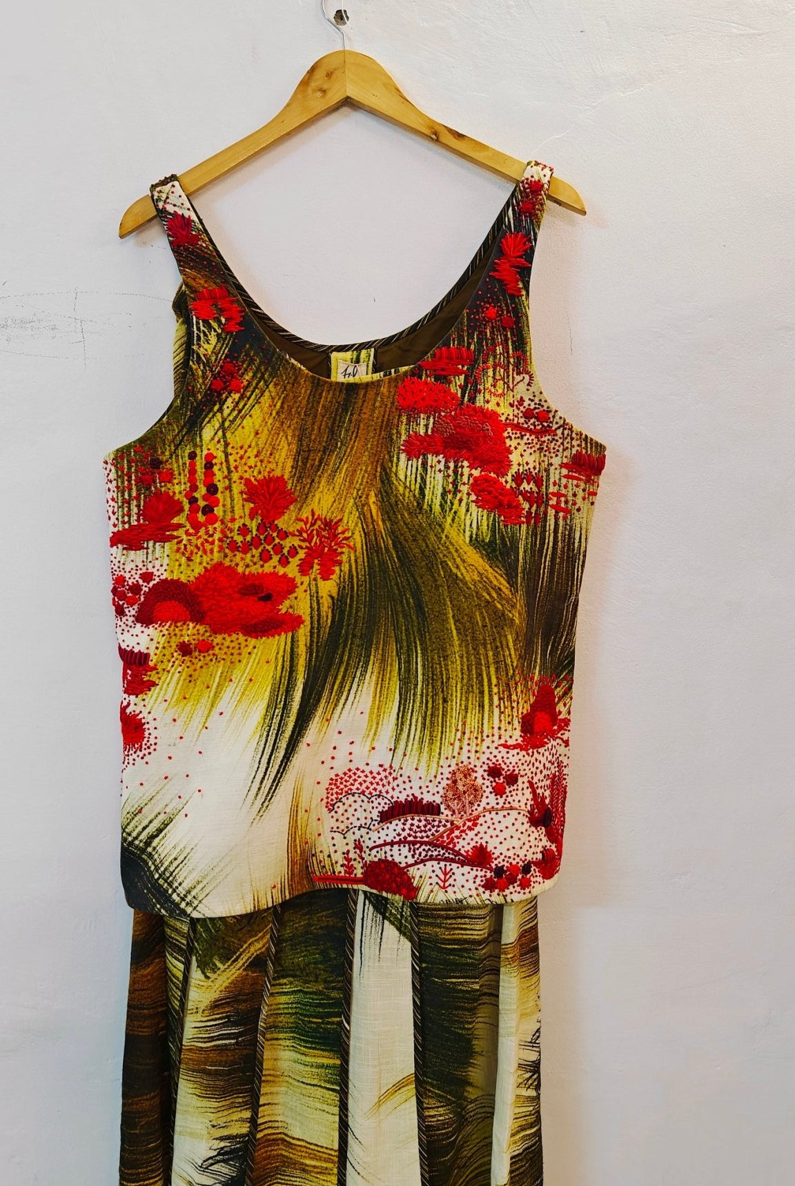 Crimson Grass Embroidered Vest - CiceroniTopsTil