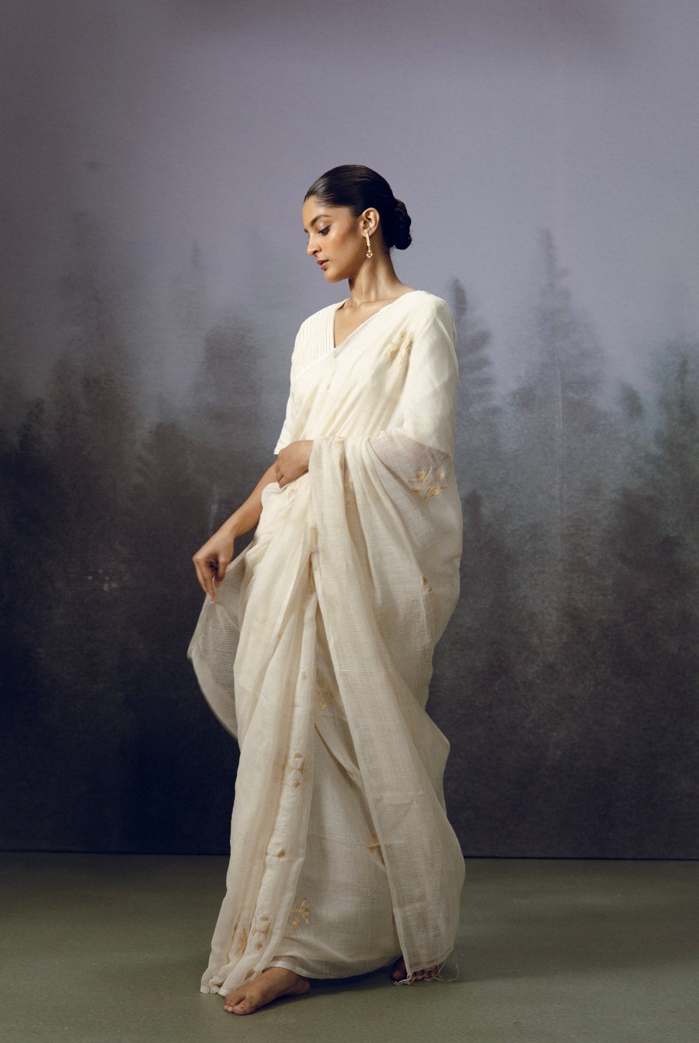 Gulnaz White Saree - CiceroniSareeGulmohar Calcutta