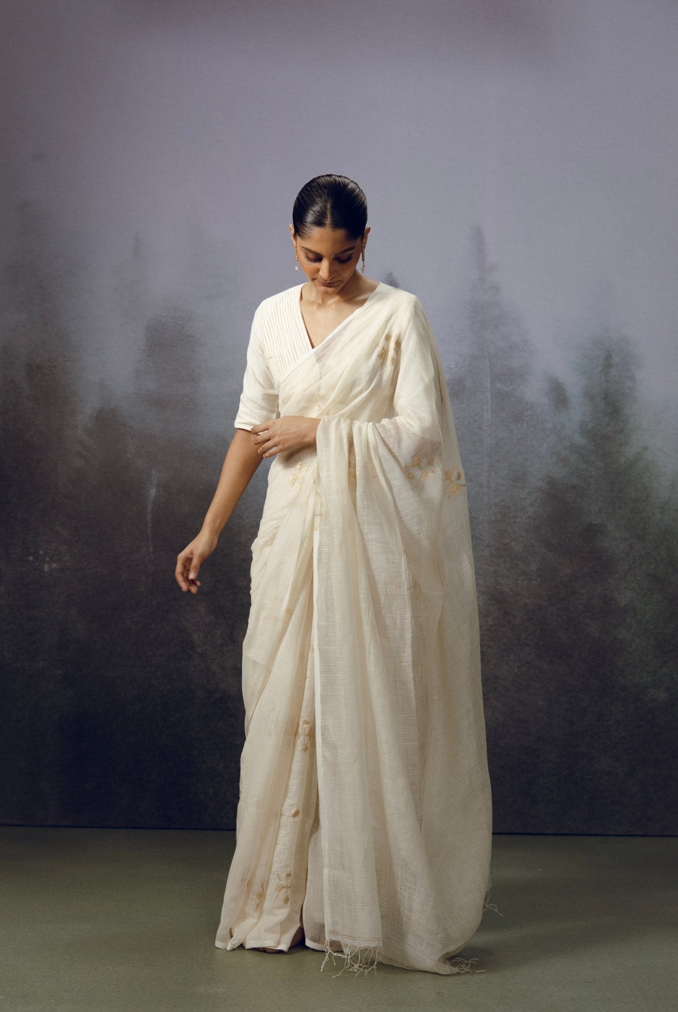 Gulnaz White Saree - CiceroniSareeGulmohar Calcutta