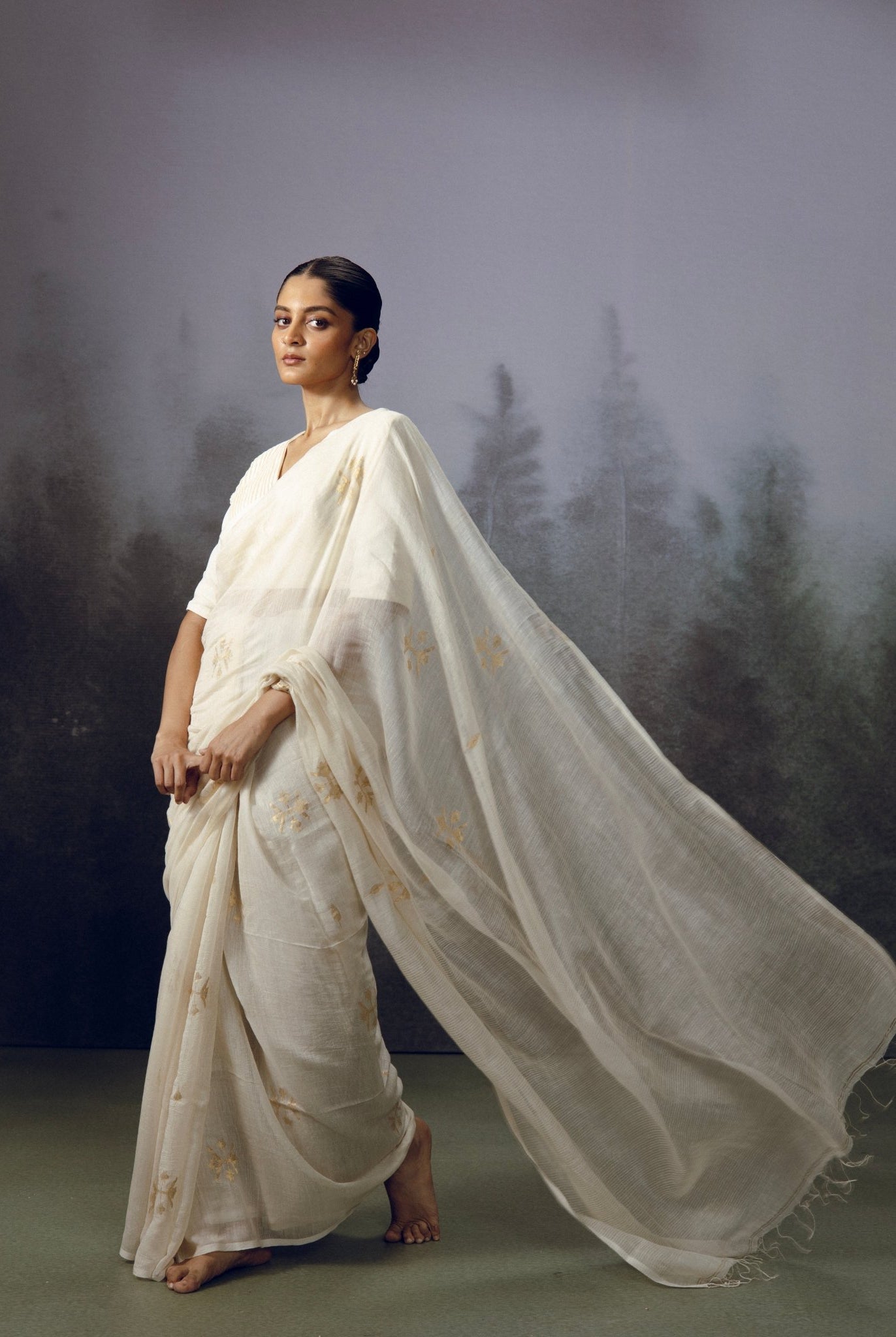 Gulnaz White Saree - CiceroniSareeGulmohar Calcutta
