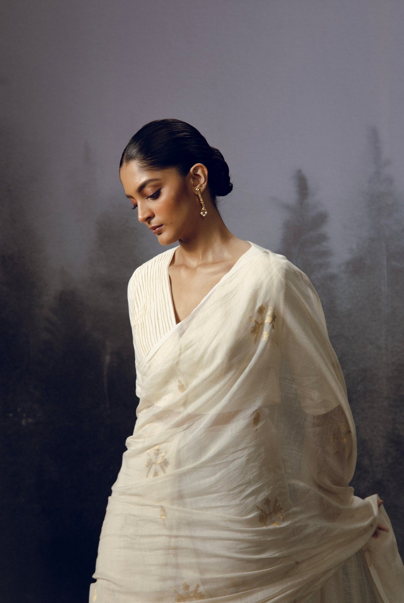 Gulnaz White Saree - CiceroniSareeGulmohar Calcutta