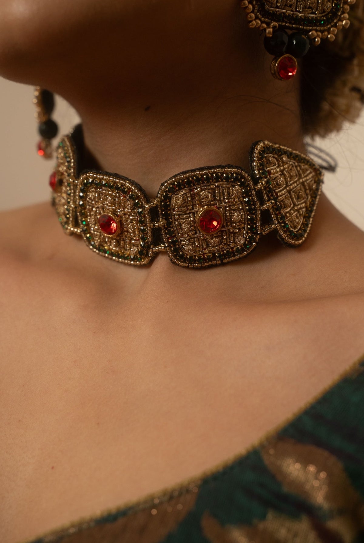 Moirra – Urmila Black and Gold Choker - CiceroniNeckpieceMoirra