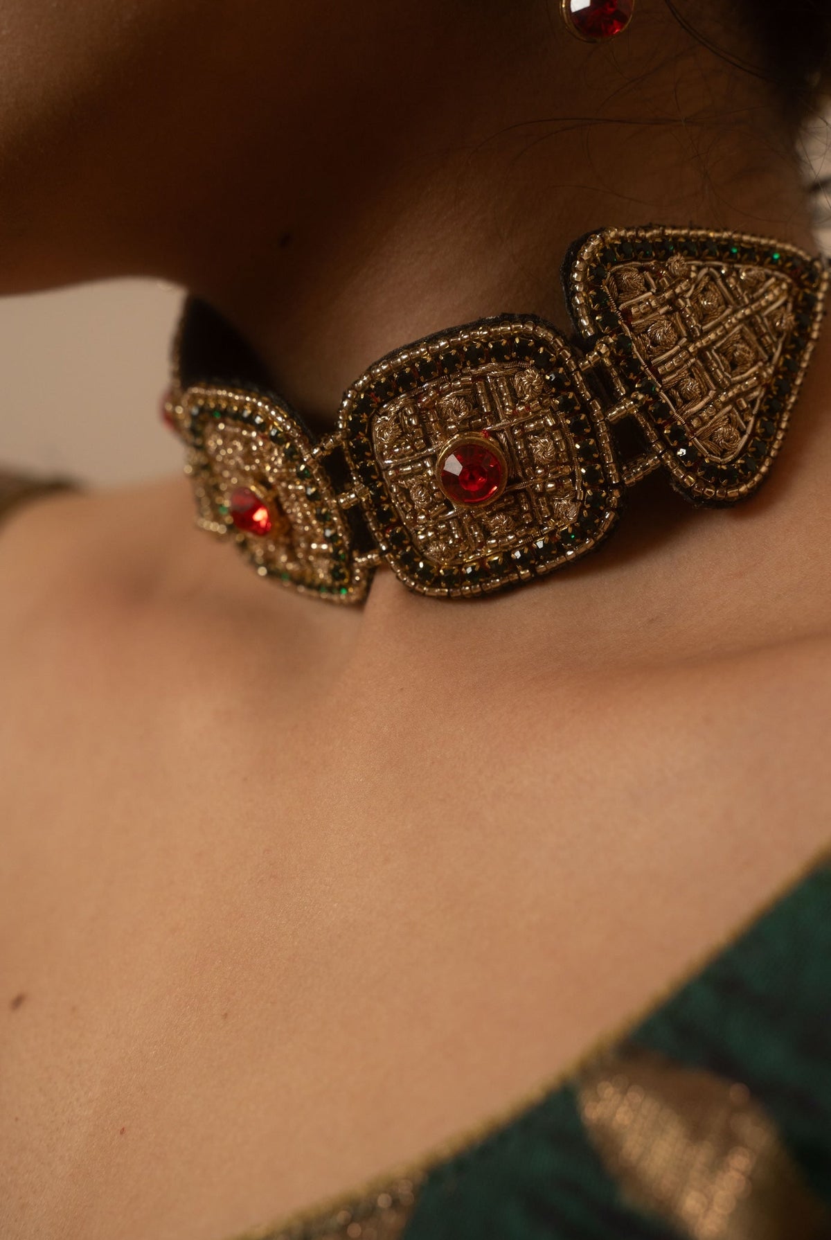 Moirra – Urmila Black and Gold Choker - CiceroniNeckpieceMoirra
