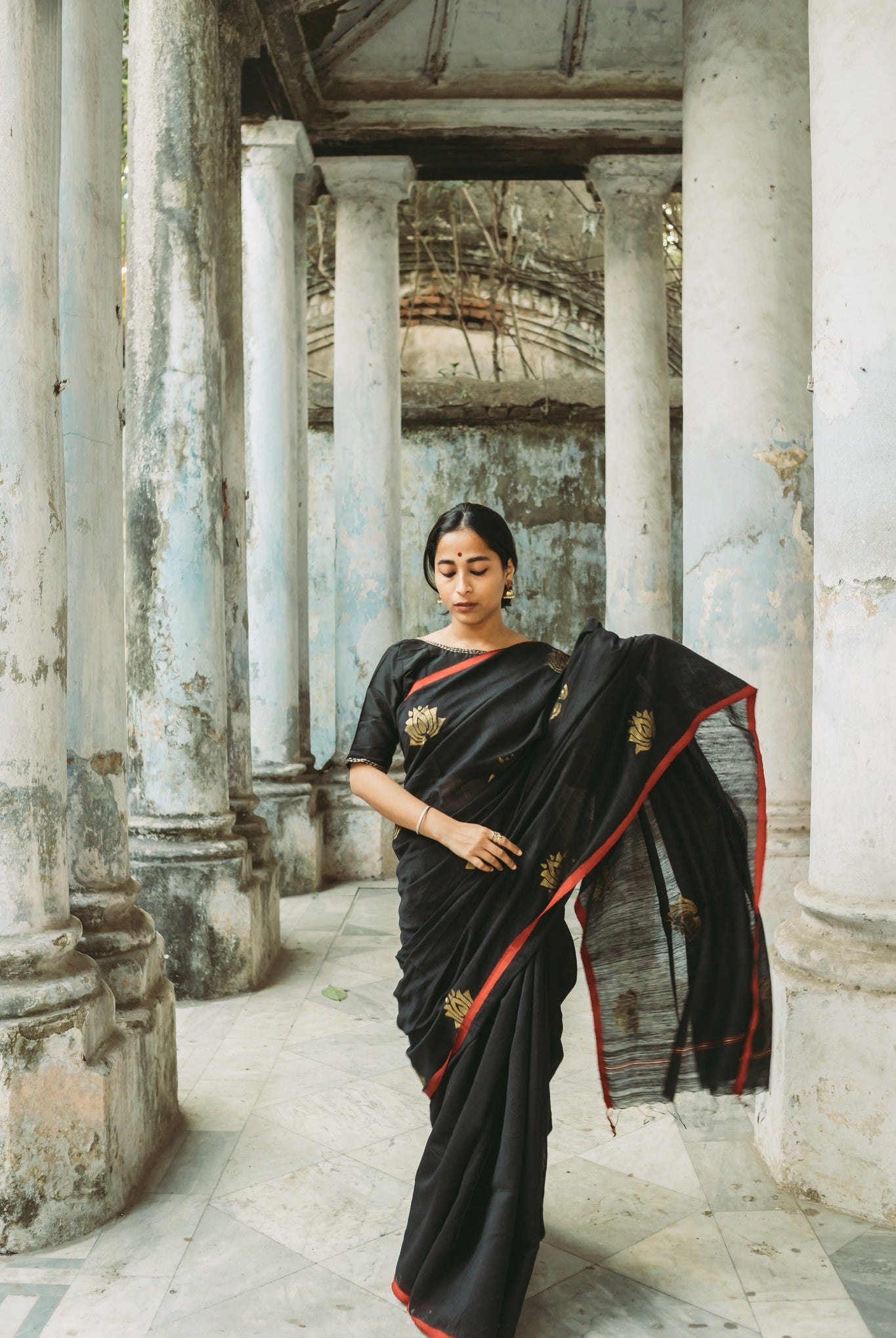 Mrinalini - Black - CiceroniSareeIra
