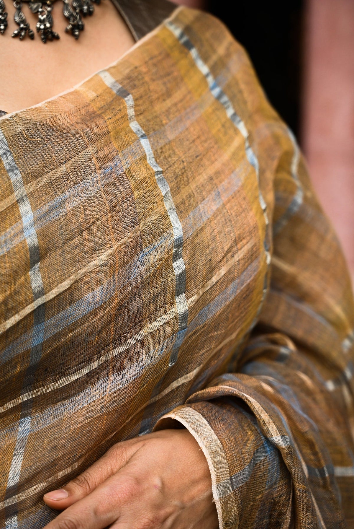Pallu — Zinnia Tartan Check Handwoven Linen Saree - CiceroniSareePallu
