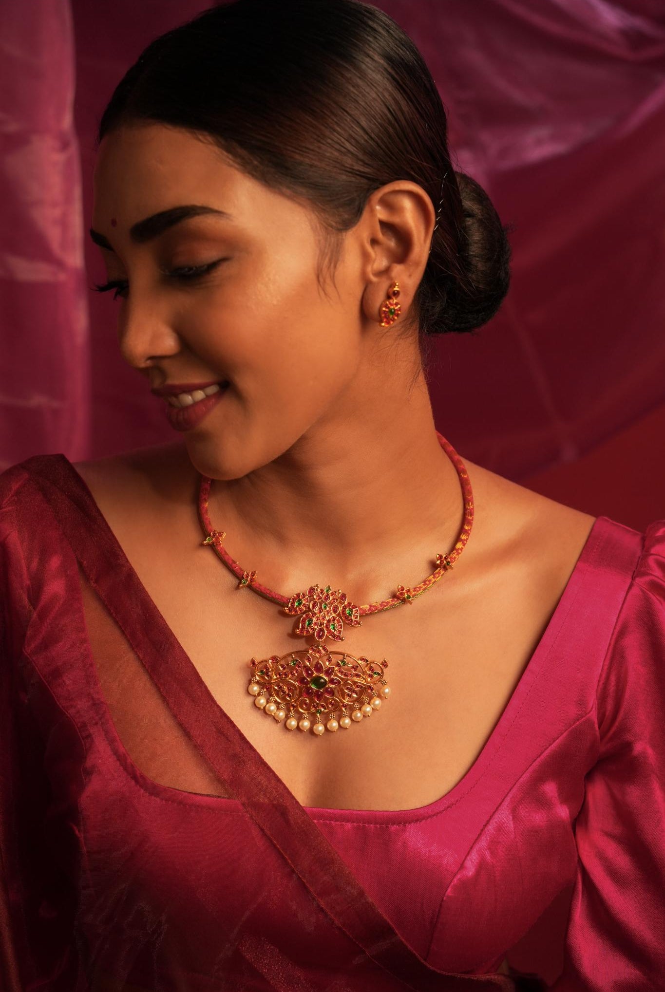 Temple Hasli - CiceroniNecklaceAarika