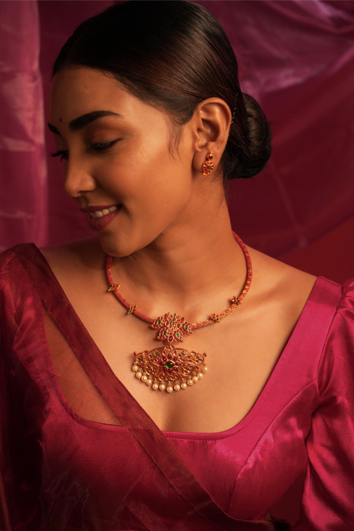 Temple Hasli - CiceroniNecklaceAarika