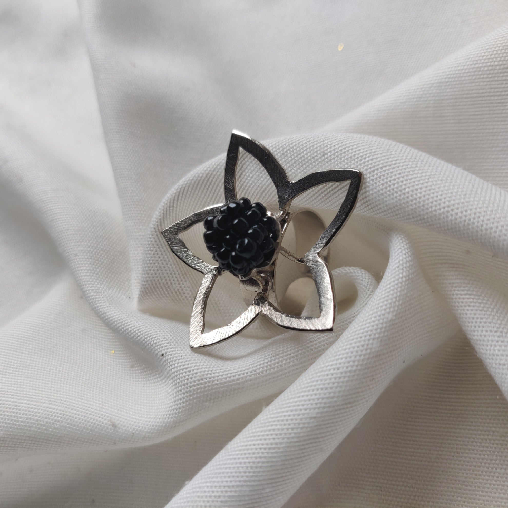 Flower Frame Ring in Silver - CiceroniAarjavee