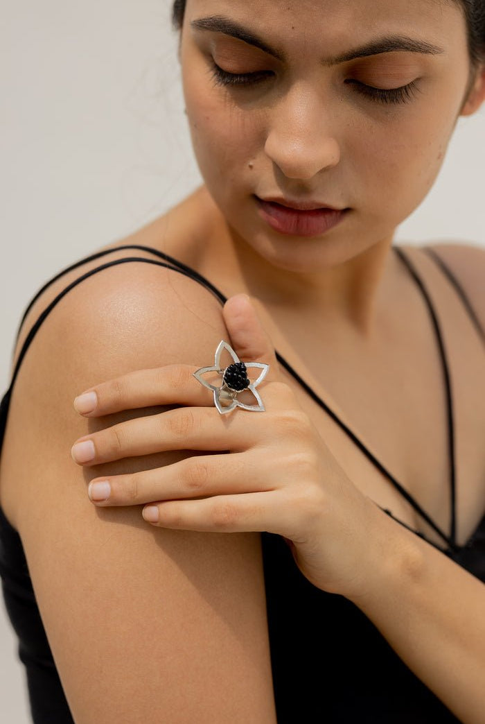 Flower Frame Ring in Silver - CiceroniAarjavee