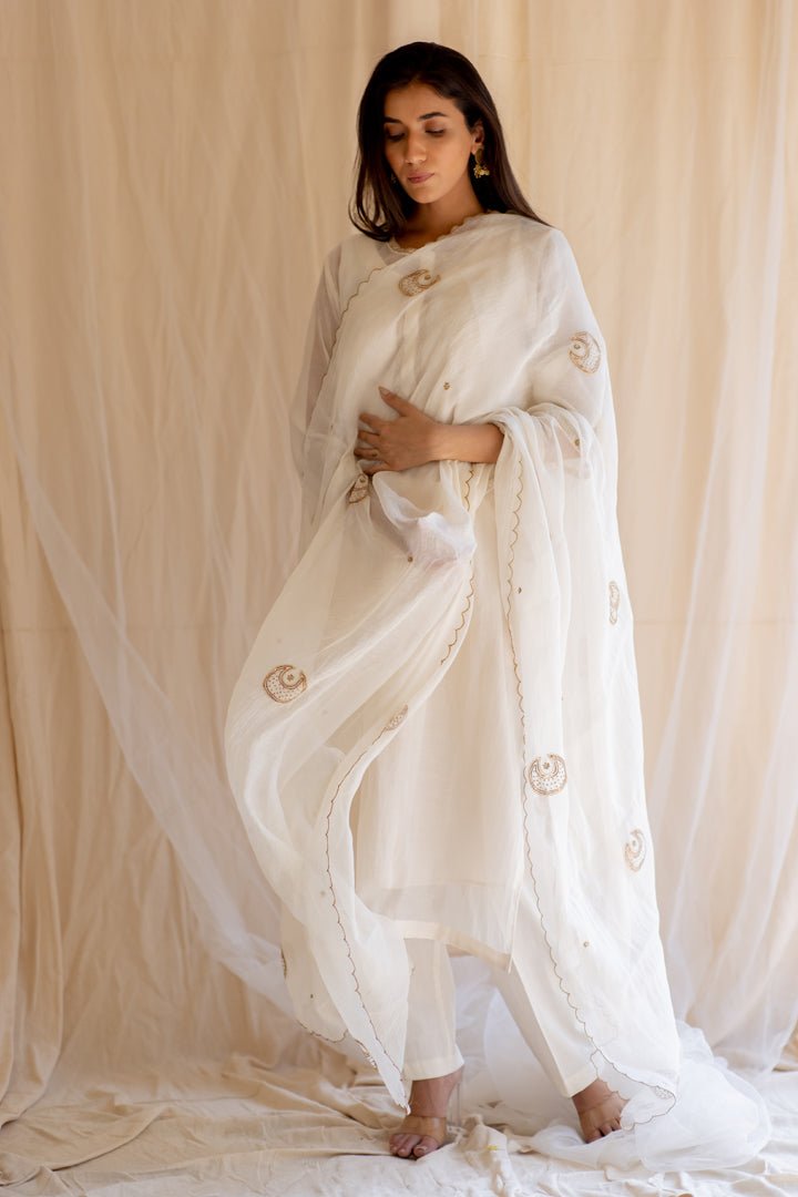 Ivory White Chaand Odhani - CiceroniNirjara