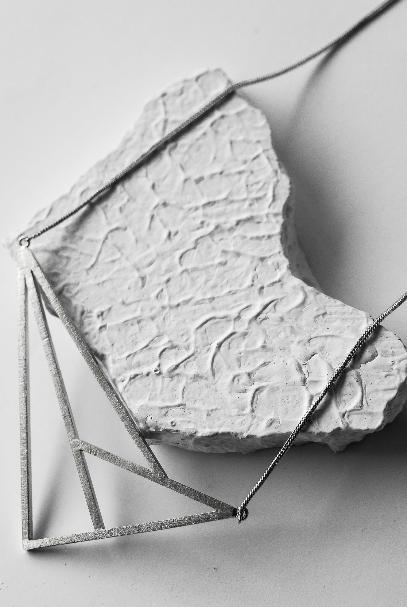 Line Art Neckpiece - CiceroniDE'ANMA