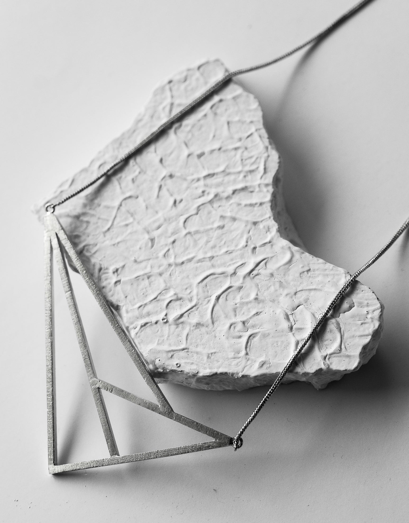 Line Art Neckpiece - CiceroniDE'ANMA