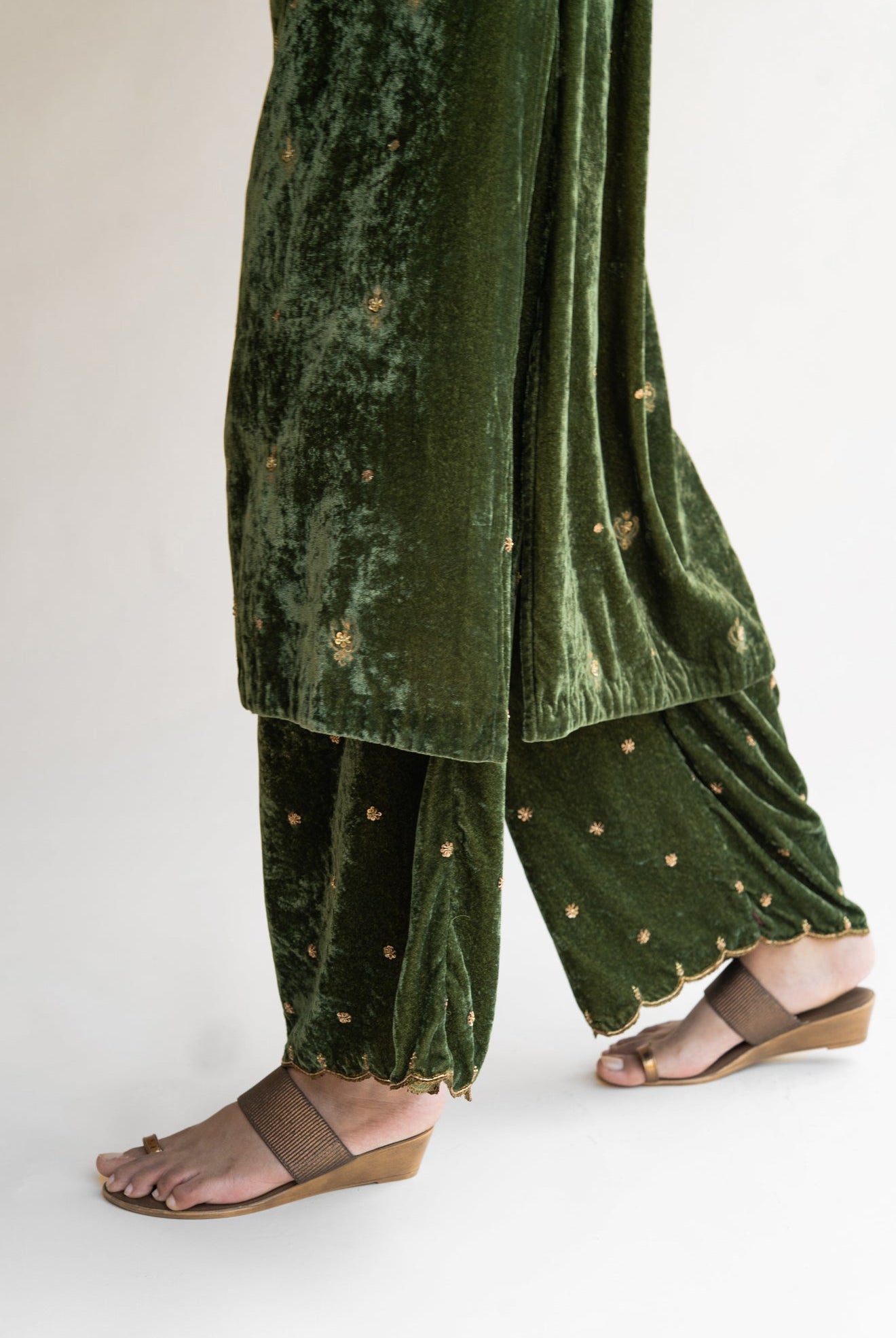 Olive Noorah Velvet Kurta (Set of 2) - CiceroniNirjara