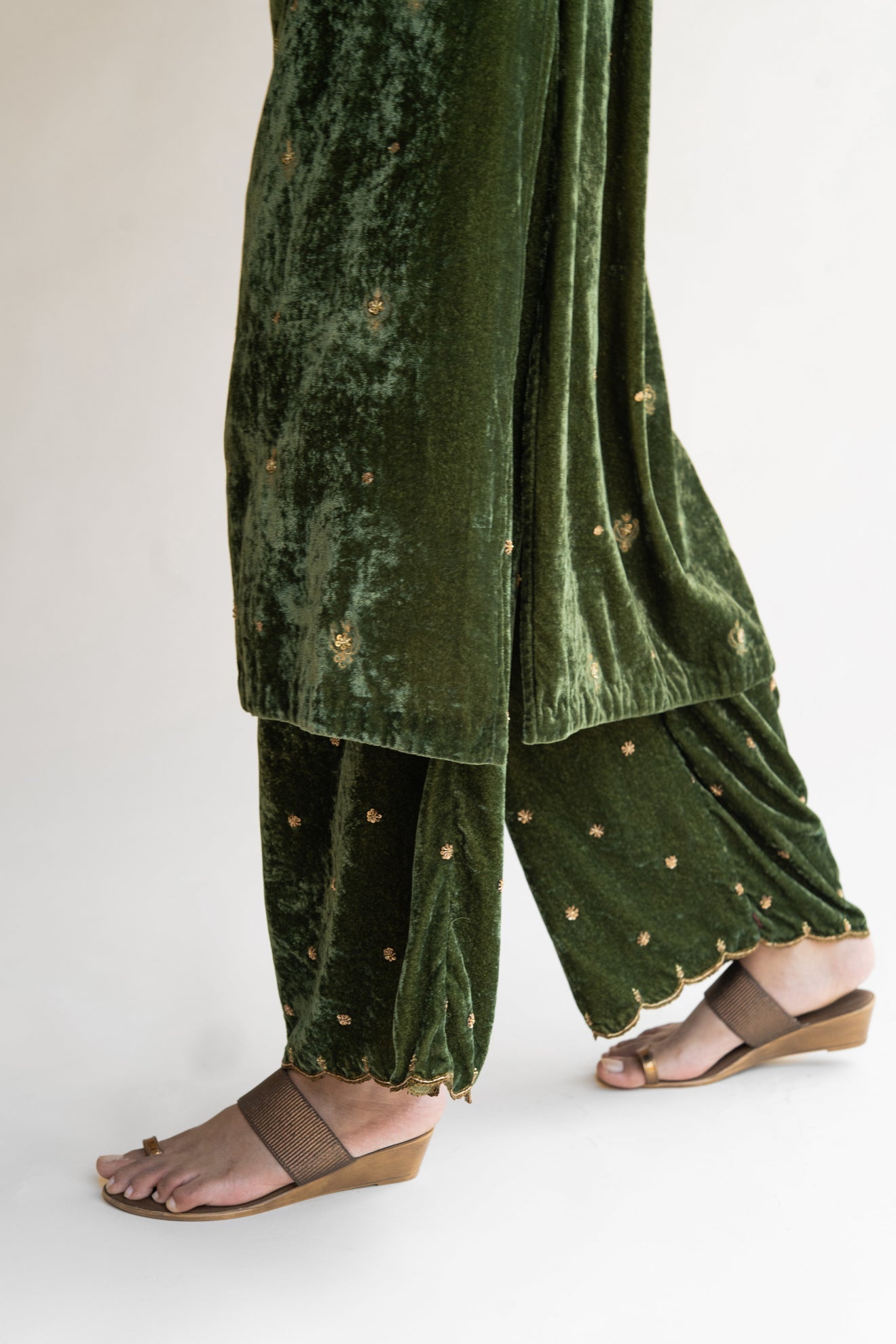 Olive Noorah Velvet Kurta (Set of 2) - CiceroniNirjara