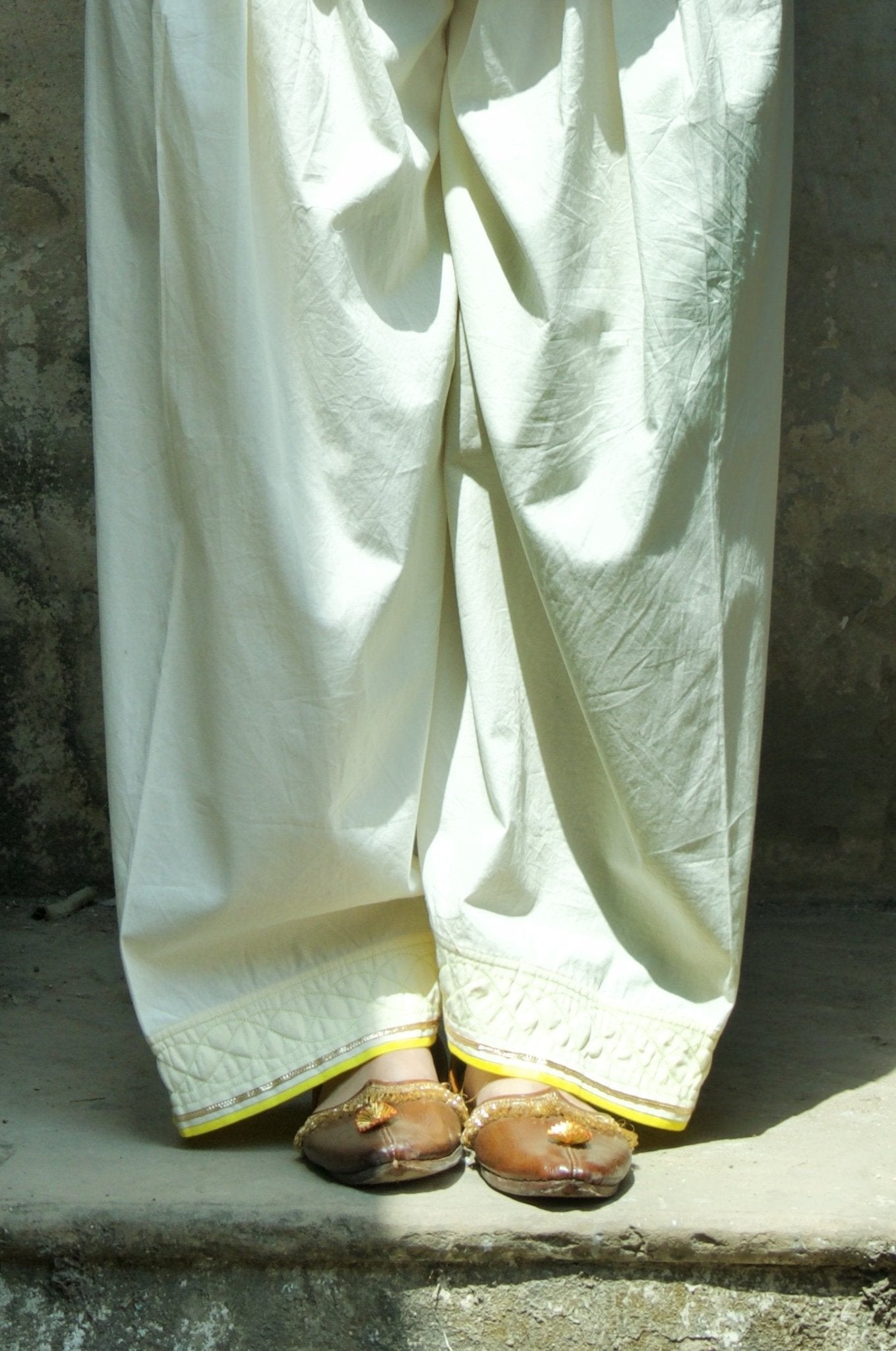 Anaaro - white farshi pleated baggy pants in cotton with contrast piping detail and thin gota - CiceroniPantsAnaaro