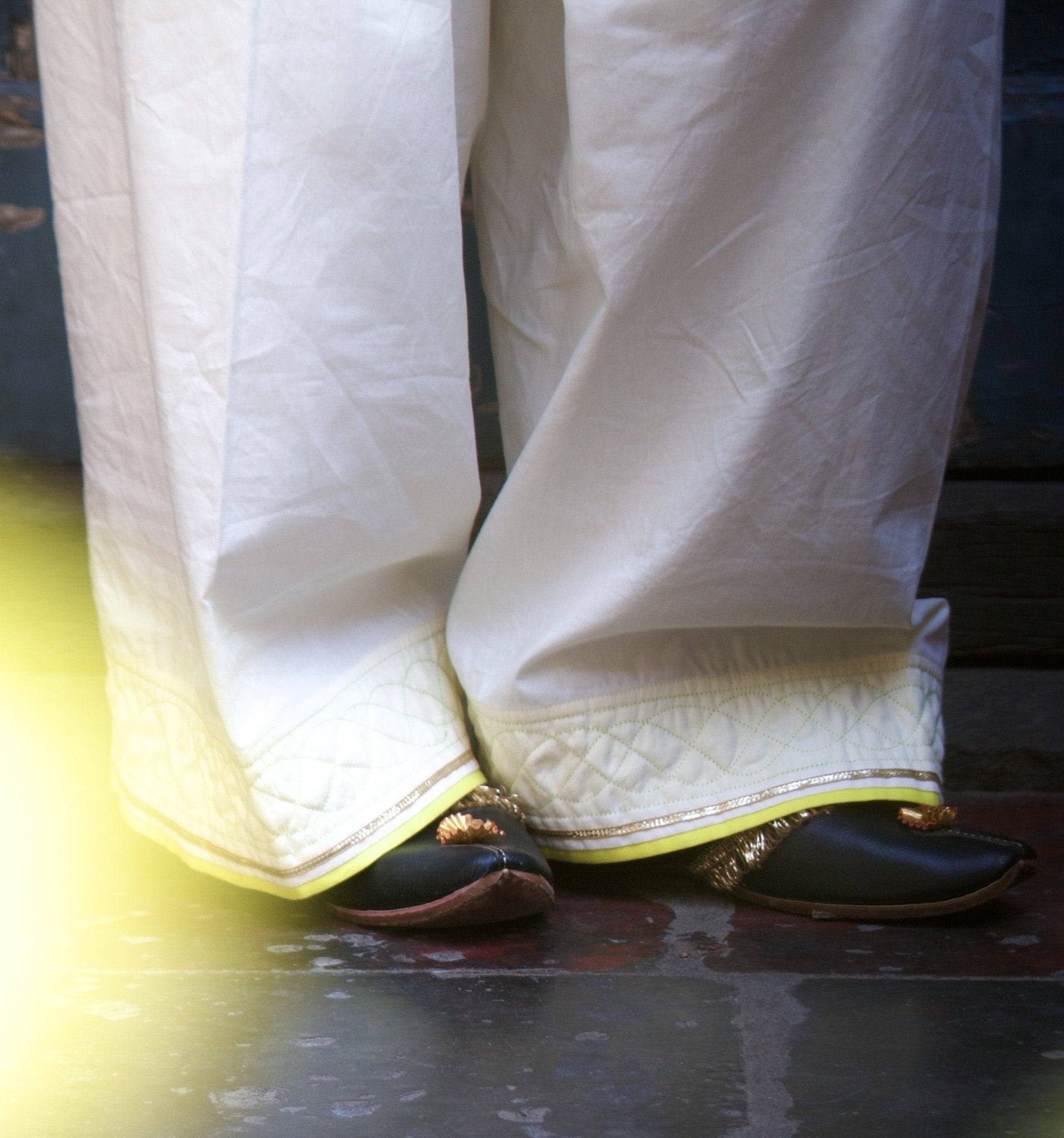 Anaaro - white farshi pleated baggy pants in cotton with contrast piping detail and thin gota - CiceroniPantsAnaaro