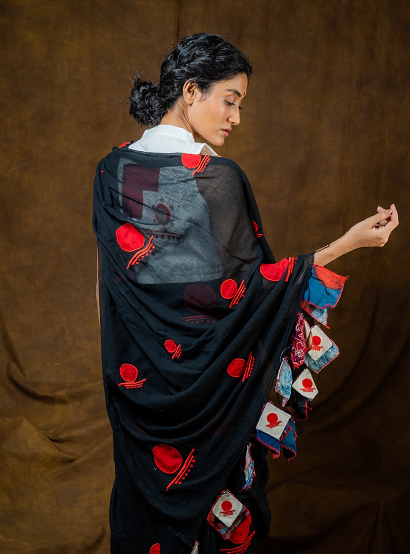 Black Bindi Saree - Linen - CiceroniSareePrathaa