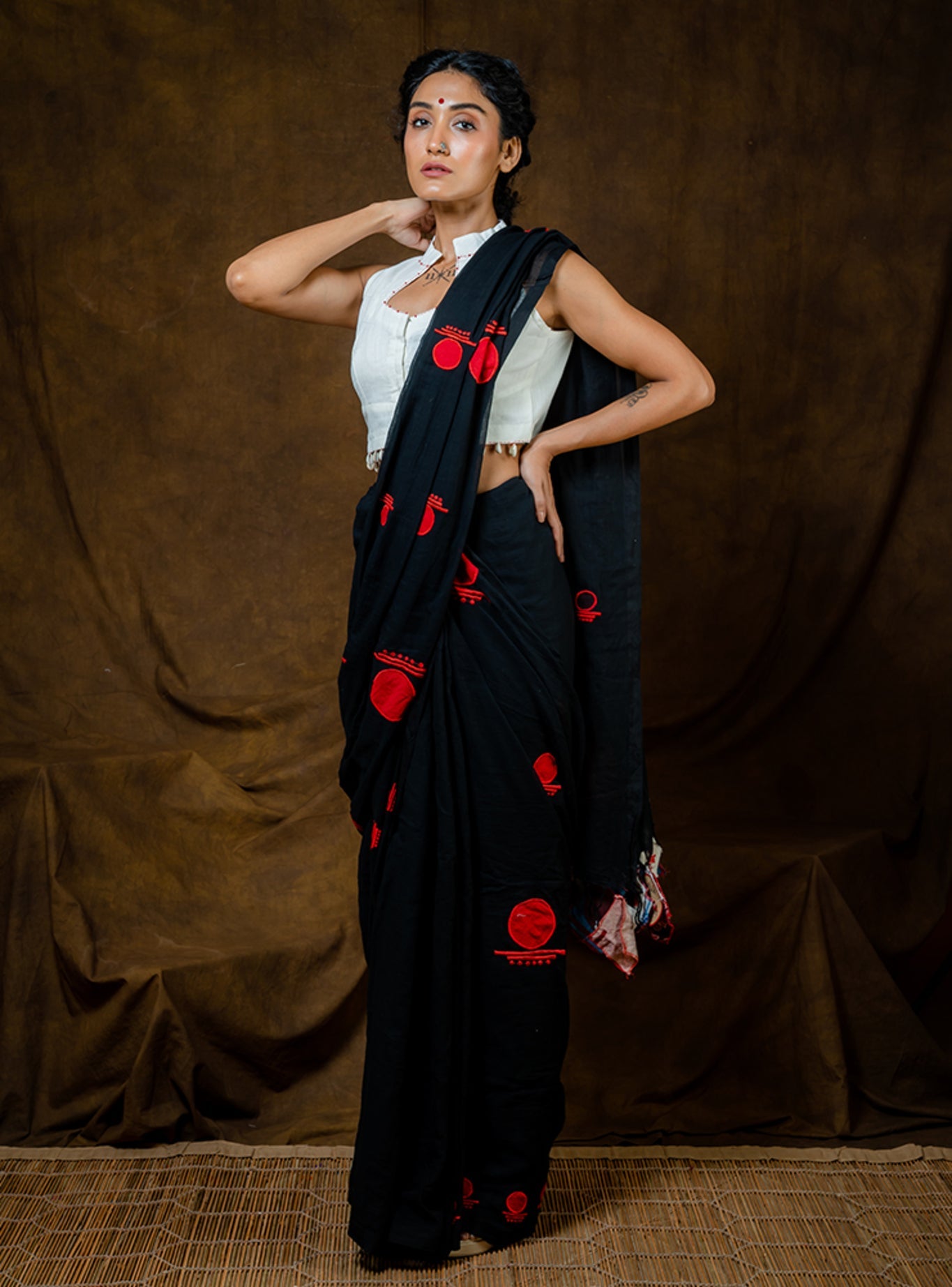 Black Bindi Saree - Linen - CiceroniSareePrathaa