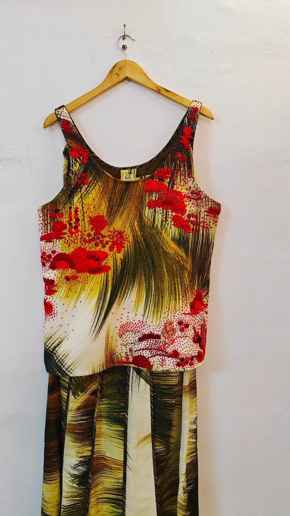 Crimson Grass Embroidered Vest - CiceroniTopsTil