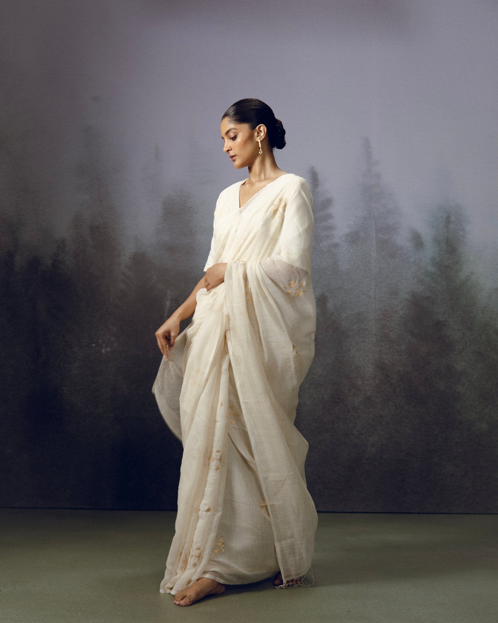 Gulnaz White Saree - CiceroniSareeGulmohar Calcutta