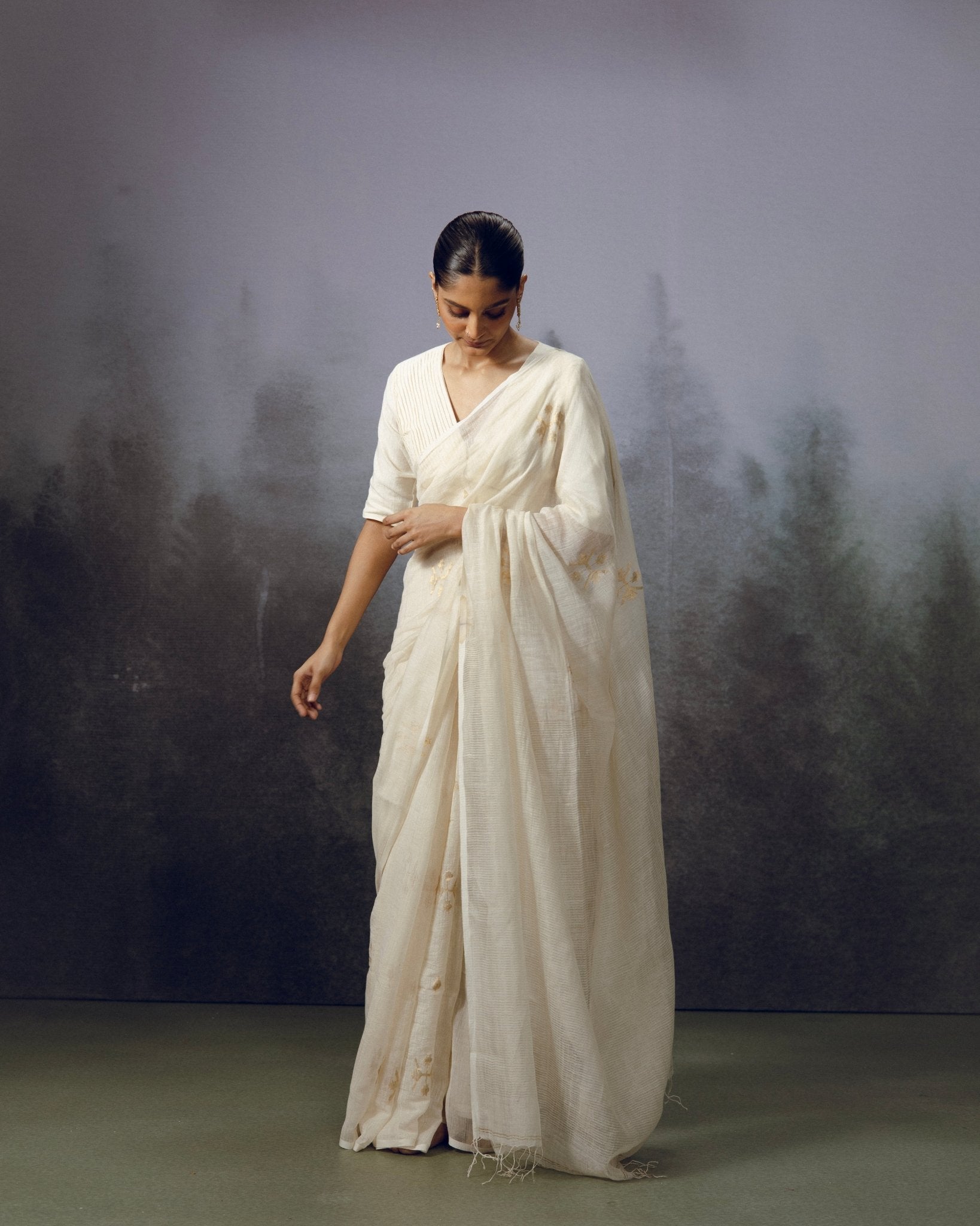 Gulnaz White Saree - CiceroniSareeGulmohar Calcutta