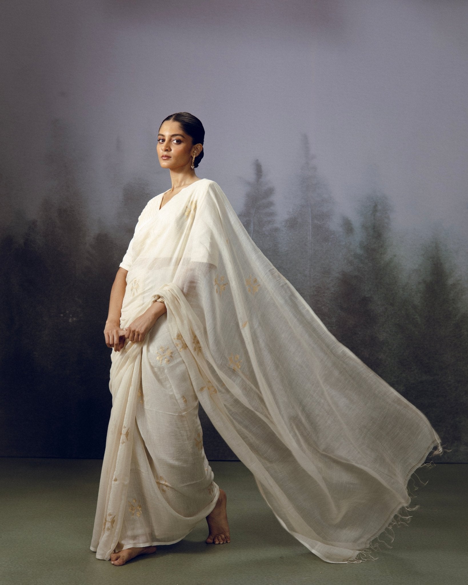 Gulnaz White Saree - CiceroniSareeGulmohar Calcutta