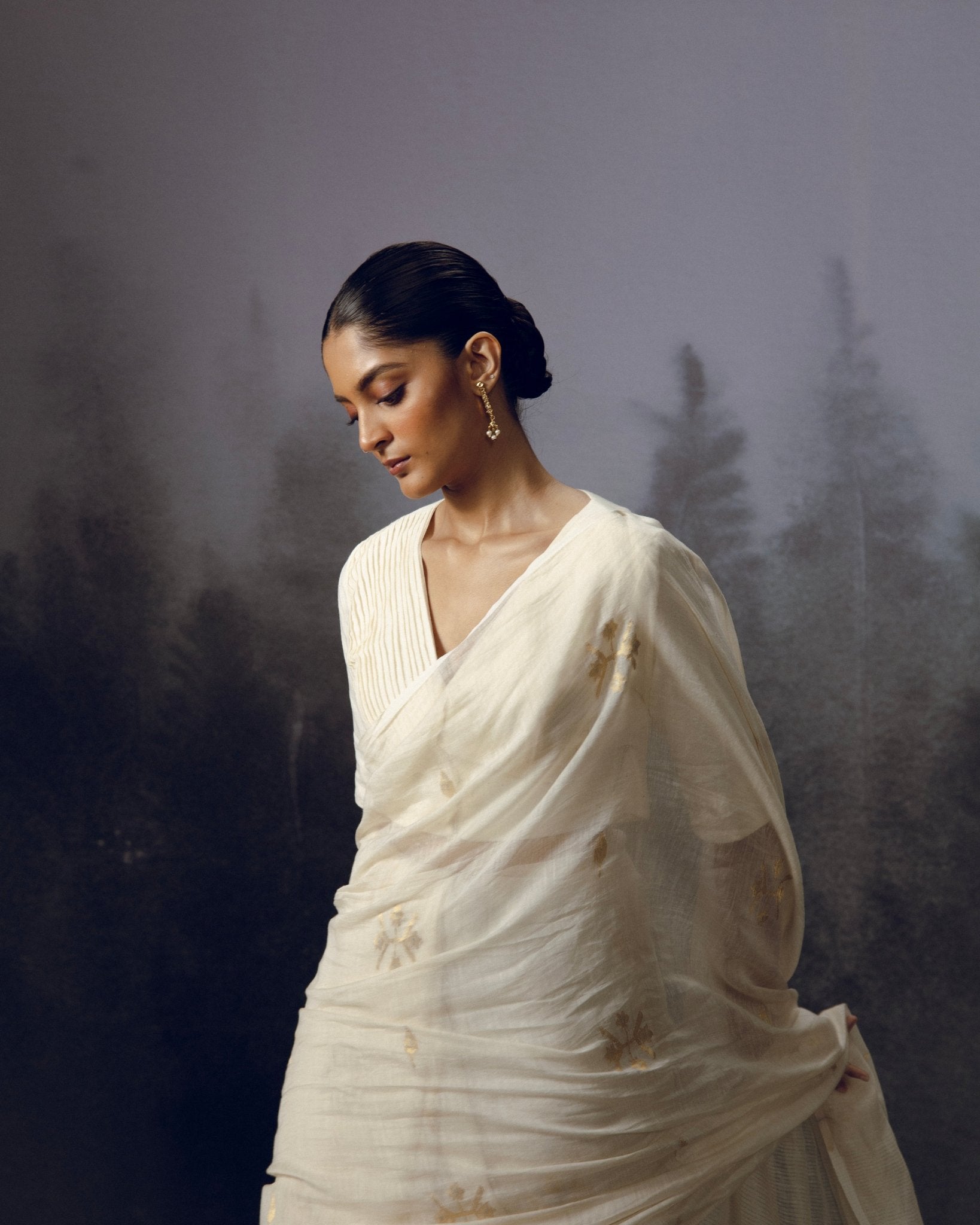 Gulnaz White Saree - CiceroniSareeGulmohar Calcutta