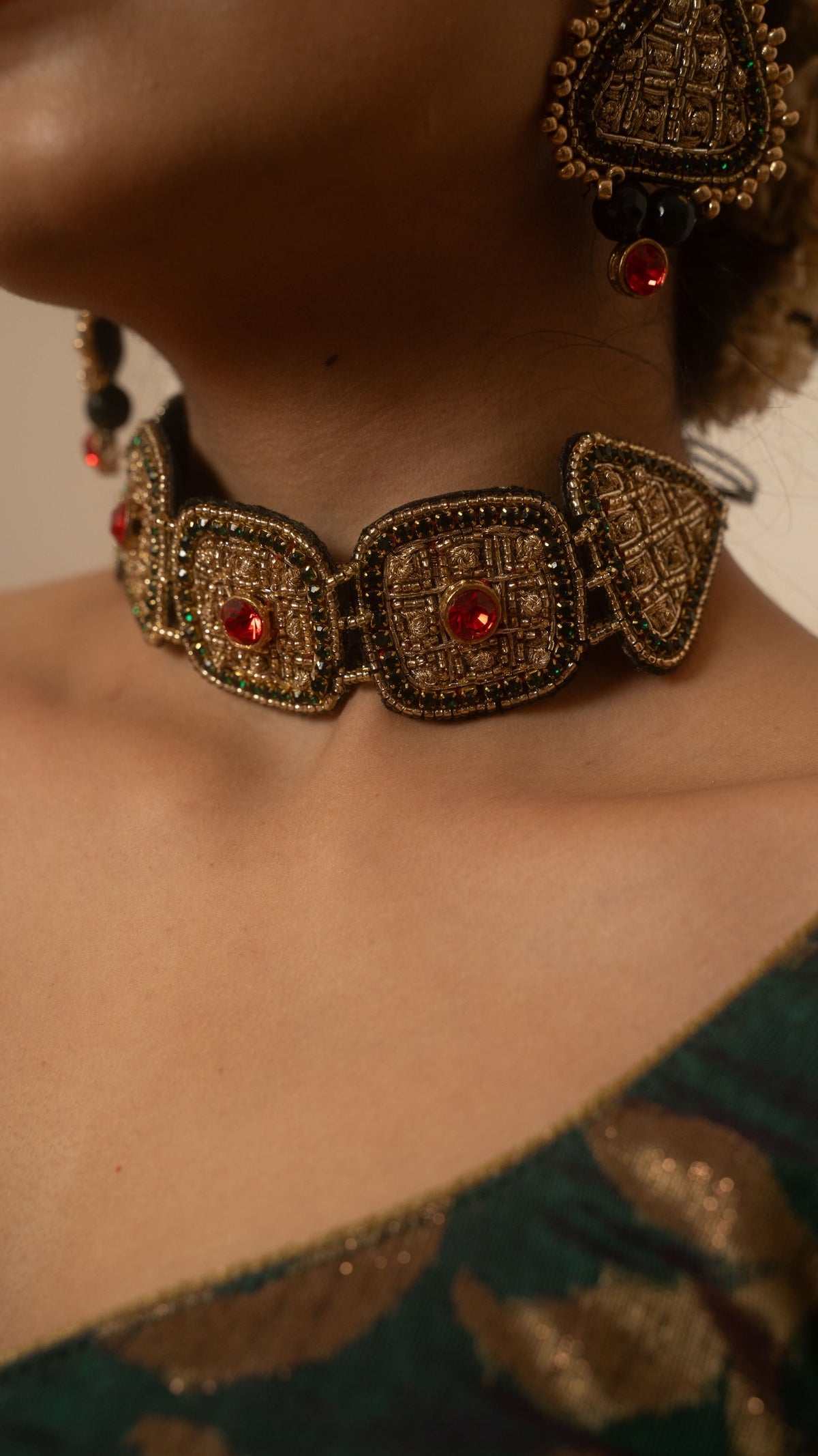 Moirra – Urmila Black and Gold Choker - CiceroniNeckpieceMoirra