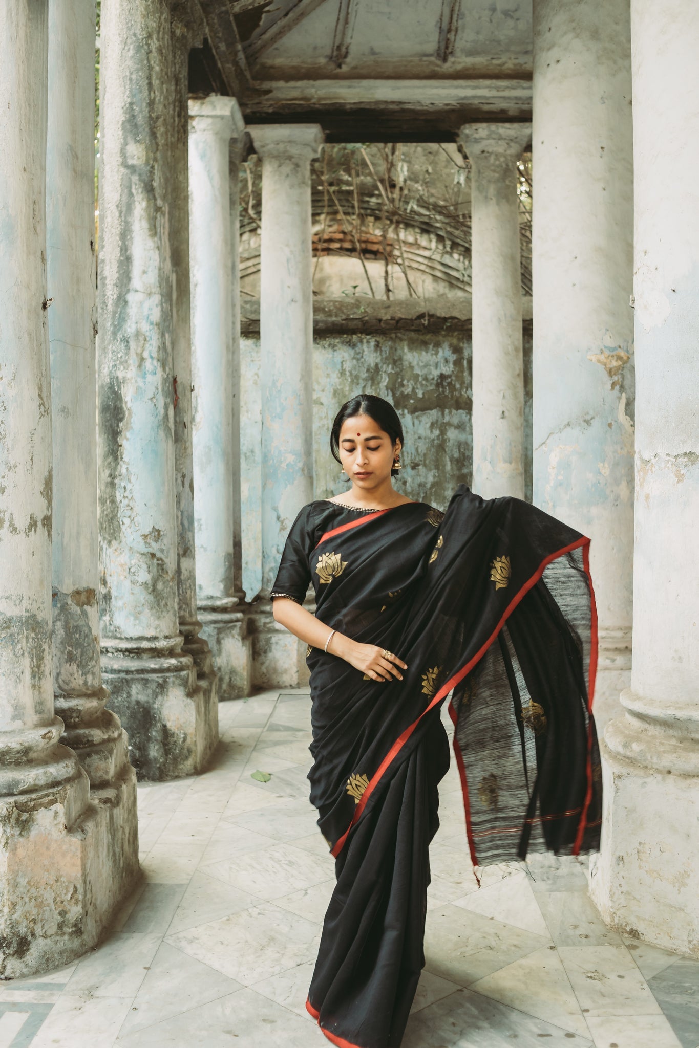 Mrinalini - Black - CiceroniSareeIra