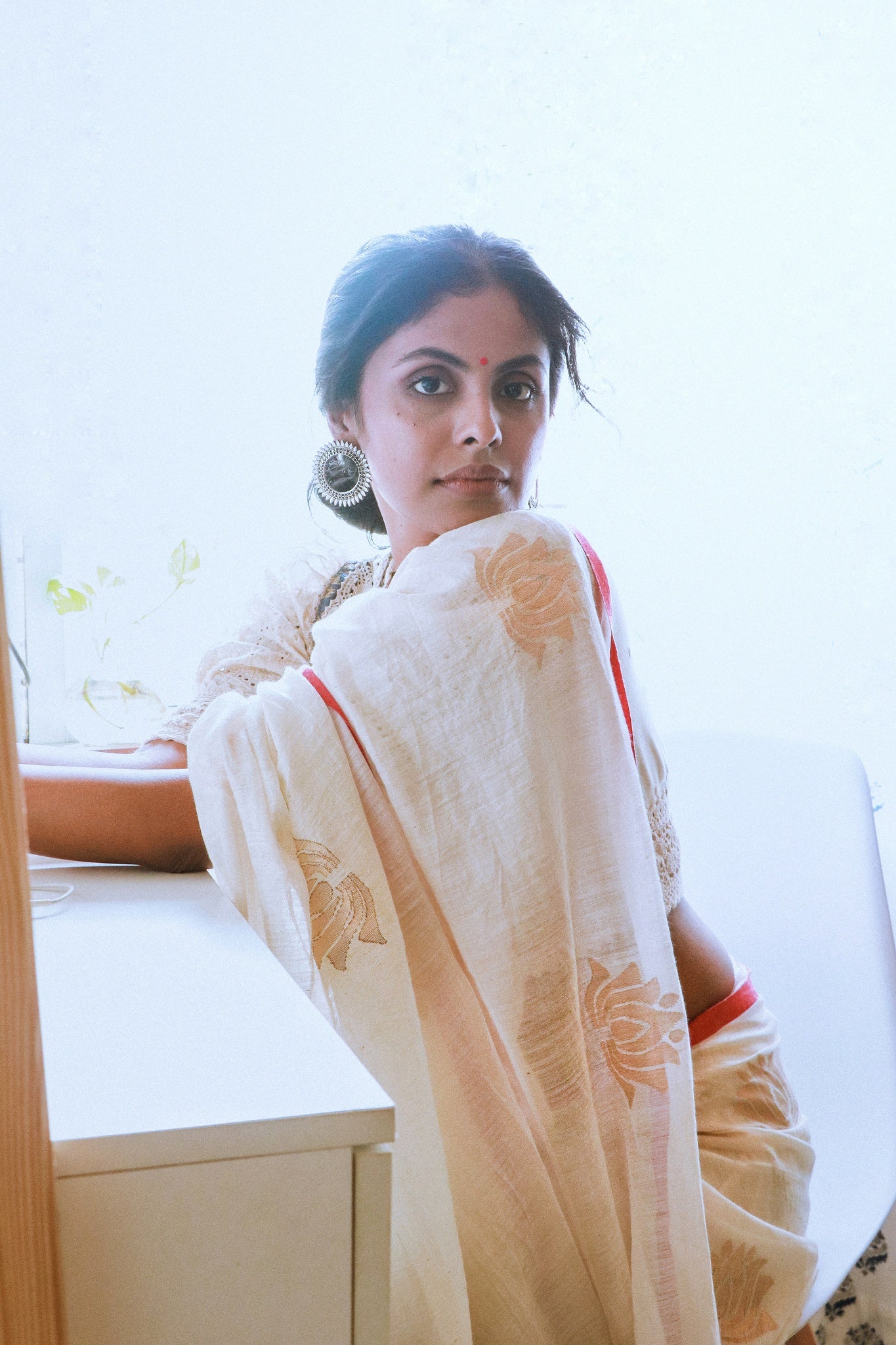 Mrinalini - White - CiceroniSareeIra