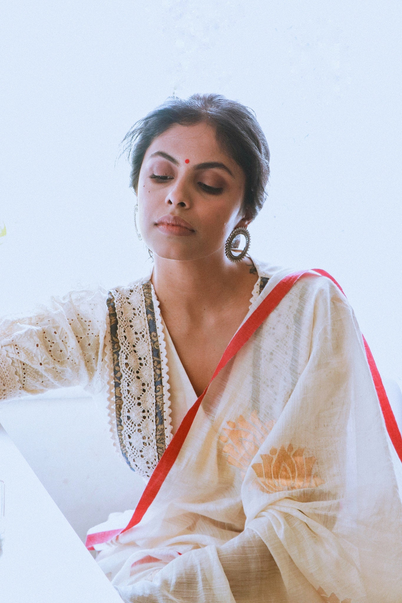 Mrinalini - White - CiceroniSareeIra