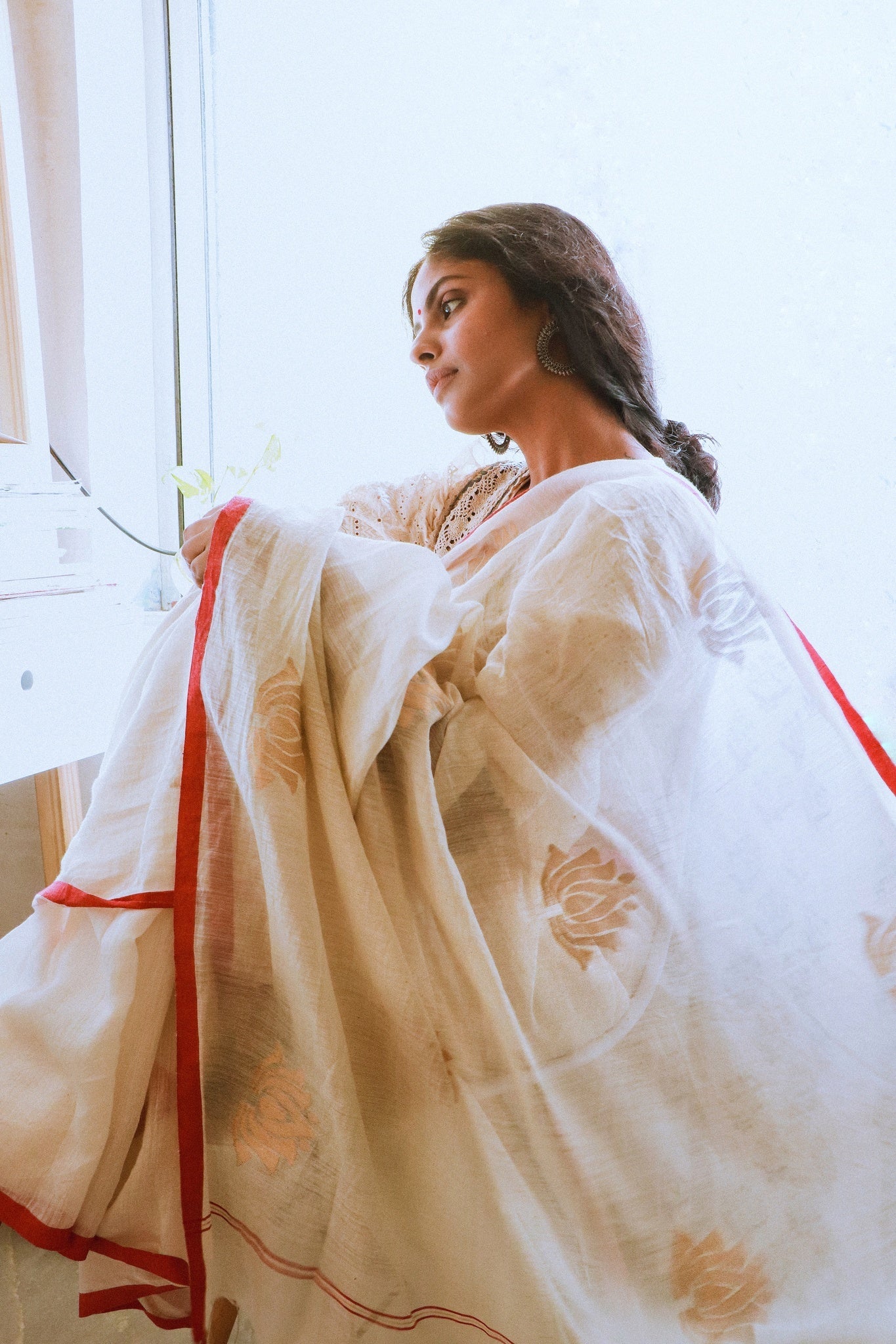 Mrinalini - White - CiceroniSareeIra