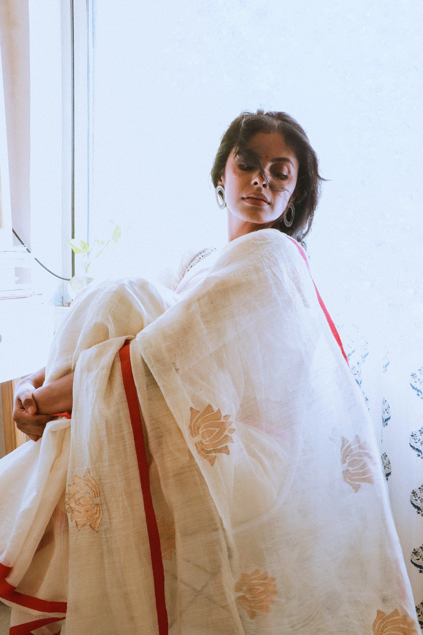 Mrinalini - White - CiceroniSareeIra