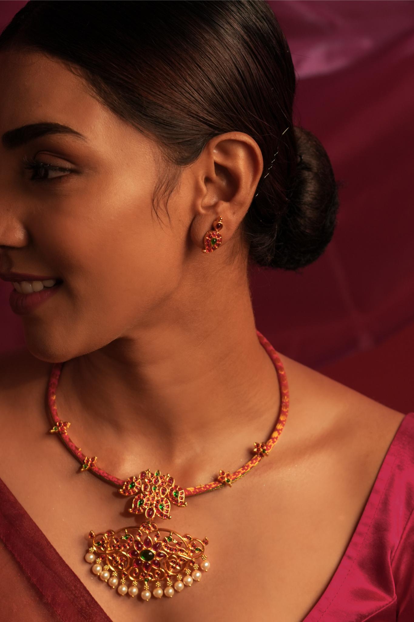 Temple Hasli - CiceroniNecklaceAarika