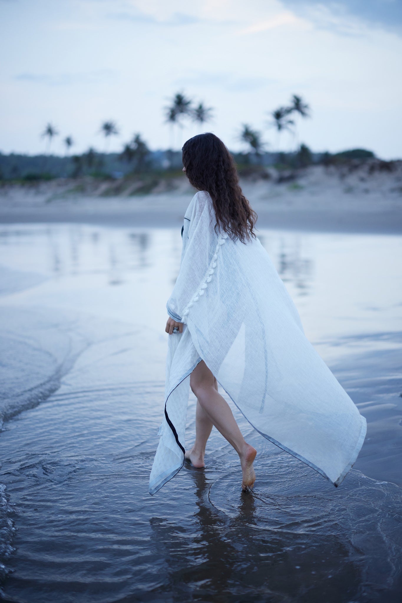 White Linen Kaftan - CiceroniCapePriyanca Khanna