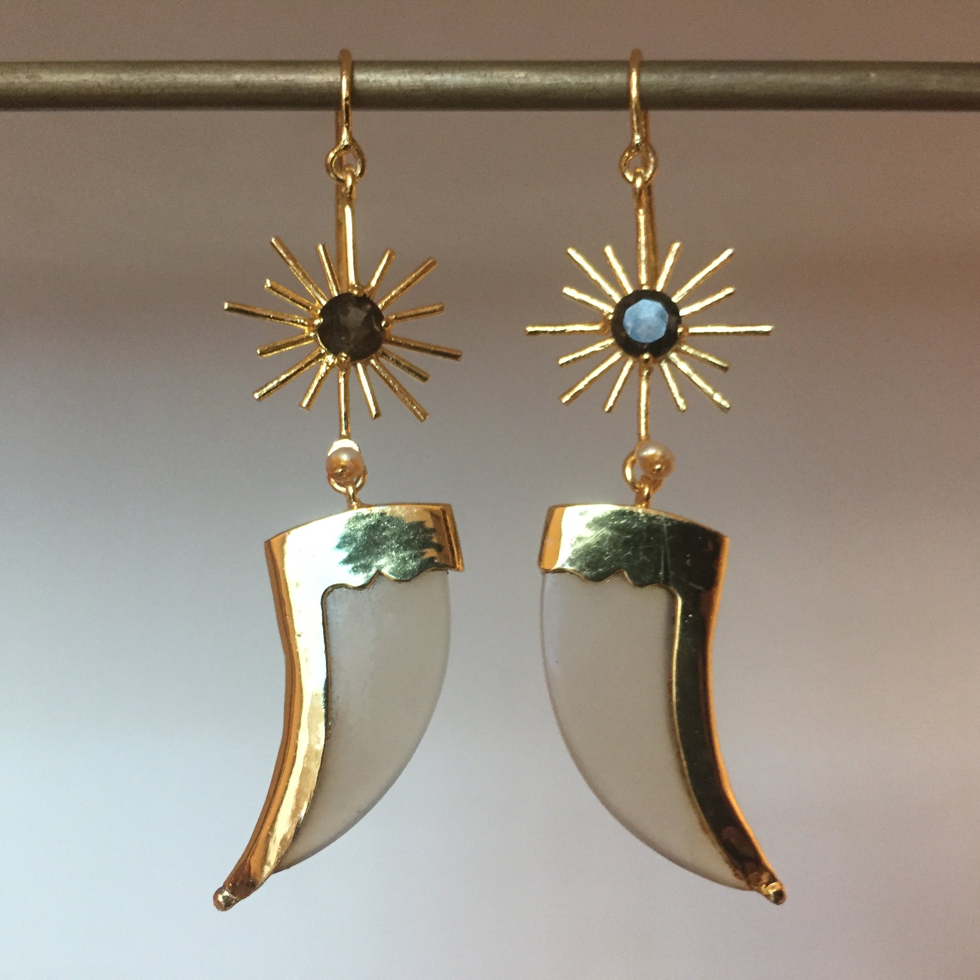 AVANI Gold Faux Tiger Claw Sunburst Earring - CiceroniBaka