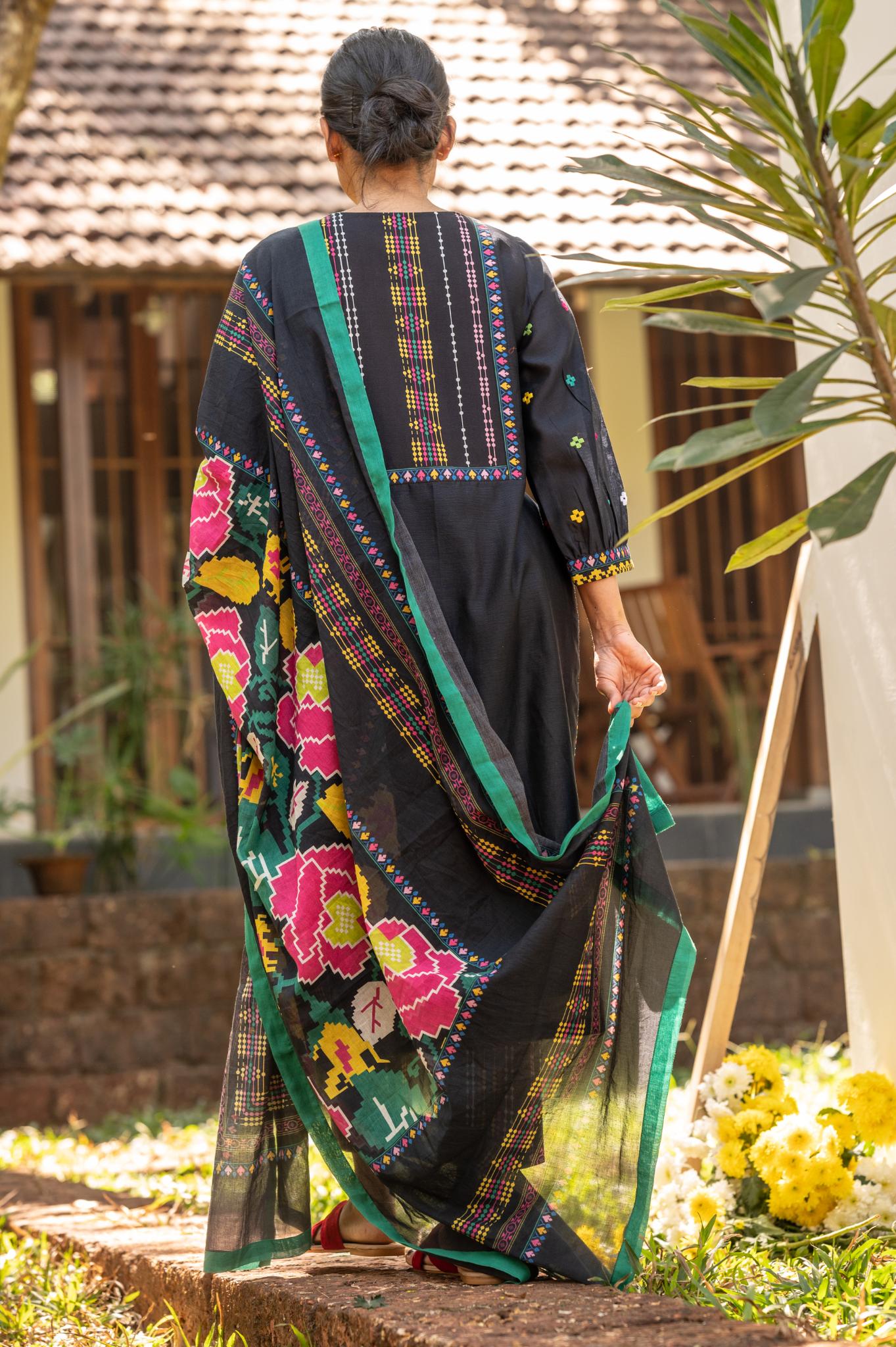 Blooming in Dark Kurta Set - CiceroniKurta SetPrachi Kamat